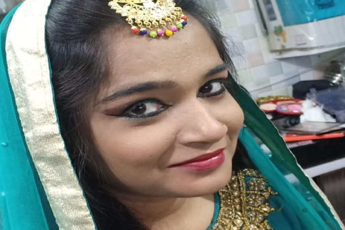 ઝાલોર શહેરના હોસ્પિટલ ચોકડી પાસે રહેતા આરિફ સાથે વર્ષ 2018માં તેના લગ્ન થયા હતા. આયેશાના મામાએ આરોપ લગાવ્યો હતો કે લગ્ન બાદ આરિફ અને સાસરીના લોકો આયેશા ઉપર ત્રાસ ગુજારવાનું શરૂ કર્યું હતું. અંતે આયેશાએ અમદાવાદની સાબરમતી નદીમાં કૂદીને મોતને વ્હાલું કર્યું હતું. આયેશાના મામાના જણાવ્યા પ્રમાણે આયેશાને બાળપણથી જ ઝાલોર સાથે સંબંધ હતો. તે અનેક વખત ઝાલોર આવતી જતી હતી. આ દરમિયાન તેની મુલાકાત આરિફ ખાન સાથે થઈ હતી. આ મુલાકાત ધીમે ધીમે પ્રેમમાં ફેરવાઈ હતી. બંનેનો પ્રેમ જોઈને પરિવારજનોએ બંનેના ખુશી ખુશી લગ્ન કરાવ્યા હતા. ઝાલોર શહેરના હોસ્પિટલ ચોકડી પાસે રહેતા આરિફ સાથે વર્ષ 2018માં તેના લગ્ન થયા હતા. આયેશાના મામાએ આરોપ લગાવ્યો હતો કે લગ્ન બાદ આરિફ અને સાસરીના લોકો આયેશા ઉપર ત્રાસ ગુજારવાનું શરૂ કર્યું હતું. અંતે આયેશાએ અમદાવાદની સાબરમતી નદીમાં કૂદીને મોતને વ્હાલું કર્યું હતું. આયેશાના મામાના જણાવ્યા પ્રમાણે આયેશાને બાળપણથી જ ઝાલોર સાથે સંબંધ હતો. તે અનેક વખત ઝાલોર આવતી જતી હતી. આ દરમિયાન તેની મુલાકાત આરિફ ખાન સાથે થઈ હતી. આ મુલાકાત ધીમે ધીમે પ્રેમમાં ફેરવાઈ હતી. બંનેનો પ્રેમ જોઈને પરિવારજનોએ બંનેના ખુશી ખુશી લગ્ન કરાવ્યા હતા.