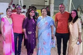 સુરત: હોળી પૂજા વખતે સાંસદ દર્શનાબેન જરદોશ માસ્ક વગર દેખાયા