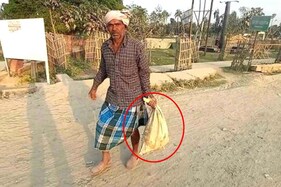 મજબૂર પિતા: પોલીસે મદદ ન કરતા દીકરાની લાશને પ્લાસ્ટિકની થેલીમાં નાંખીને લઈ જવી પડી