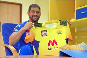 IPL 2021: ધોનીએ લૉન્ચ કરી ચેન્નાઇ સુપર કિંગ્સની નવી જર્સી, સેનાના કેમોફ્લેજને મળ્યું સ્થાન