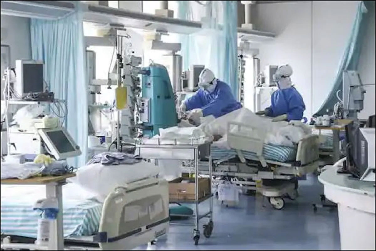 અમદાવાદ : રાજ્યમાં કોરોના વાઇરસ (Coronavirus cases in Gujarat)ની સ્થિતિ વિકટ થતી જઈ રહી છે. રસીકરણની તેજ રફતાર વચ્ચે પણ આજે 3160 નવા કેસ નોંધાયા છે. નવો સ્ટ્રેઇન બૂલેટ ગતિએ વધીી રહ્યો છે અને એક પછી એક શહેરોમાં દવાખાના ખાટલાઓ હાઉસફૂલ થઈ રહ્યા છે. આજે રાજ્યમાં 15 દર્દીઓનાં દુખદ નિધન પણ થયા છે. જોકે, આ બધાની વચ્ચે કુલ 2028 દર્દી સાજા થઈને ઘરે પરત ગયા છે જ્યારે કુલ 3,00, 280 વ્યક્તિઓને કોરોનાની રસી આપવામાં આવી છે. પ્રતીકાત્મક તસવીર અમદાવાદ : રાજ્યમાં કોરોના વાઇરસ (Coronavirus cases in Gujarat)ની સ્થિતિ વિકટ થતી જઈ રહી છે. રસીકરણની તેજ રફતાર વચ્ચે પણ આજે 3160 નવા કેસ નોંધાયા છે. નવો સ્ટ્રેઇન બૂલેટ ગતિએ વધીી રહ્યો છે અને એક પછી એક શહેરોમાં દવાખાના ખાટલાઓ હાઉસફૂલ થઈ રહ્યા છે. આજે રાજ્યમાં 15 દર્દીઓનાં દુખદ નિધન પણ થયા છે. જોકે, આ બધાની વચ્ચે કુલ 2028 દર્દી સાજા થઈને ઘરે પરત ગયા છે જ્યારે કુલ 3,00, 280 વ્યક્તિઓને કોરોનાની રસી આપવામાં આવી છે. પ્રતીકાત્મક તસવીર