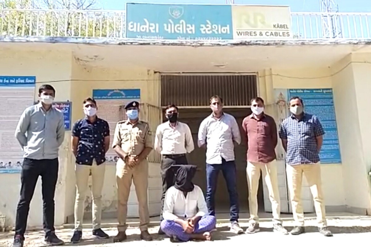 આનંદ જયસ્વાલ, બનાસકાંઠા: બનાસકાંઠામાં (banaskantha) કોટડા ગામ પાસે (kotada village) અઠવાડિયા અગાઉ થયેલી હત્યામાં મૃતકની (murder case) પત્નીના પ્રેમીના રિમાન્ડ દરમિયાન ચોંકાવનારી વિગતો બહાર આવી છે. જેમાં મૃતકની પત્ની, ભાભી તેમજ ભત્રીજીએ પણ જમીન પચાવી પાડવા માટે યુવકની કરપીણ હત્યા કરાવી હોવાનું સામે આવી છે. જેથી પોલીસે તેની પત્ની, ભાભી અને ભત્રીજીની પણ અટકાયત કરી વધુ તપાસ હાથ ધરી છે. આનંદ જયસ્વાલ, બનાસકાંઠા: બનાસકાંઠામાં (banaskantha) કોટડા ગામ પાસે (kotada village) અઠવાડિયા અગાઉ થયેલી હત્યામાં મૃતકની (murder case) પત્નીના પ્રેમીના રિમાન્ડ દરમિયાન ચોંકાવનારી વિગતો બહાર આવી છે. જેમાં મૃતકની પત્ની, ભાભી તેમજ ભત્રીજીએ પણ જમીન પચાવી પાડવા માટે યુવકની કરપીણ હત્યા કરાવી હોવાનું સામે આવી છે. જેથી પોલીસે તેની પત્ની, ભાભી અને ભત્રીજીની પણ અટકાયત કરી વધુ તપાસ હાથ ધરી છે.