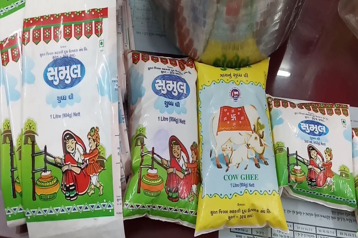 આજે પોલીસે વધુ એક નકલી અને મિલાવટી ઘી બનાવવાનું કારખાનું પોલીસે ઝડપી પાડ્યું છે. સુરતના લીંબાયત વિસ્તારમાં આવેલ કૈલાસ બંગ્લોનાં 37 નંબરમાં કેટલાક ઈસમો નકલી અને મિલાવટી ઘી બનાવી રહ્યાં હોવાની વિગત પોલીસને મળતા પોલીસે આ મામલે રેડ કરતા પોલીસેને અહિયાંથી સુમુલ ડેરીનાં ઘણા પેકિંગની થેલી નકલી ઘી બનાવ માટે વપરાતું તેલ સહિતનો સમાન મળી આવ્યો હતો. આજે પોલીસે વધુ એક નકલી અને મિલાવટી ઘી બનાવવાનું કારખાનું પોલીસે ઝડપી પાડ્યું છે. સુરતના લીંબાયત વિસ્તારમાં આવેલ કૈલાસ બંગ્લોનાં 37 નંબરમાં કેટલાક ઈસમો નકલી અને મિલાવટી ઘી બનાવી રહ્યાં હોવાની વિગત પોલીસને મળતા પોલીસે આ મામલે રેડ કરતા પોલીસેને અહિયાંથી સુમુલ ડેરીનાં ઘણા પેકિંગની થેલી નકલી ઘી બનાવ માટે વપરાતું તેલ સહિતનો સમાન મળી આવ્યો હતો.