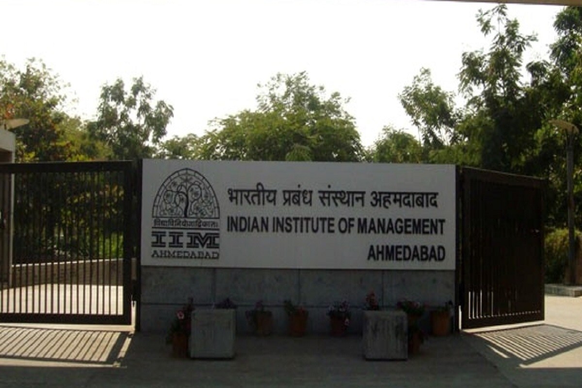 અમદાવાદ IIMમાં (Ahmedabad IIM) કોરોના (Coronavirus) બેફામ રીતે વધી રહ્યો છે. આઈઆઈએમમાં (IIM) કોરોનાના વધુ 15 કેસ મળી આવતાં તંત્ર દોડતુ થયું છે. ચાલુ વર્ષે અત્યાર સુધી પોઝિટિવ કેસનો આંકડો 119 પર પહોંચ્યો છે. જેમાં 50 વિધાર્થીઓ, 2 ફેકલ્ટી મેમ્બર, 10 ઓફ કેમ્પસ સ્ટાફ, 02 ઓન કેમ્પસ સ્ટાફ, 13 કોમ્યુનિટી મેમ્બર અને 11 કોન્ટ્રાકટ સ્ટાફને કોરોના થયો છે. નોંધનીય છે કે, માર્ચ મહિનામાં કુલ 104 કેસ નોંધાયા હતા. અમદાવાદ IIMમાં (Ahmedabad IIM) કોરોના (Coronavirus) બેફામ રીતે વધી રહ્યો છે. આઈઆઈએમમાં (IIM) કોરોનાના વધુ 15 કેસ મળી આવતાં તંત્ર દોડતુ થયું છે. ચાલુ વર્ષે અત્યાર સુધી પોઝિટિવ કેસનો આંકડો 119 પર પહોંચ્યો છે. જેમાં 50 વિધાર્થીઓ, 2 ફેકલ્ટી મેમ્બર, 10 ઓફ કેમ્પસ સ્ટાફ, 02 ઓન કેમ્પસ સ્ટાફ, 13 કોમ્યુનિટી મેમ્બર અને 11 કોન્ટ્રાકટ સ્ટાફને કોરોના થયો છે. નોંધનીય છે કે, માર્ચ મહિનામાં કુલ 104 કેસ નોંધાયા હતા.