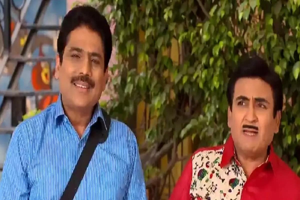 મુંબઇ : તારક મહેતા કા ઉલ્ટા ચશ્મા (Taarak Mehta Ka Ooltah Chashmah)સિરીયલ ટીવી પર સૌથી લાંબા સમય સુધી ચાલનાર શો છે. ટીમે હાલમાં જ સેટ પર 3100 એપિસોડની ઉજવણી કરી હતી. શો ને પ્રશંસકો ઘણા પસંદ કરી રહ્યા છે. આ જ કારણે ટીઆરપી ચાર્ટમાં શો સતત ટોપમાં રહે છે. આ શો માં તારક મહેતા (Taarak Mehta)અને જેઠાલાલની (Jethalal)દોસ્તી બધા માટે એક મિશાલ છે. બંને જીગરી જાન મિત્ર છે. જેઠાલાલ જ્યારે મુશ્કેલમાં હોય છે ત્યારે તારક મહેતા હંમેશા તેની મદદ માટે તૈયાર રહે છે. જોકે રિપોર્ટ છે કે બંને રિયલ લાઇફમાં એકબીજાથી નારાજ થઈ ગયા છે. મુંબઇ : તારક મહેતા કા ઉલ્ટા ચશ્મા (Taarak Mehta Ka Ooltah Chashmah)સિરીયલ ટીવી પર સૌથી લાંબા સમય સુધી ચાલનાર શો છે. ટીમે હાલમાં જ સેટ પર 3100 એપિસોડની ઉજવણી કરી હતી. શો ને પ્રશંસકો ઘણા પસંદ કરી રહ્યા છે. આ જ કારણે ટીઆરપી ચાર્ટમાં શો સતત ટોપમાં રહે છે. આ શો માં તારક મહેતા (Taarak Mehta)અને જેઠાલાલની (Jethalal)દોસ્તી બધા માટે એક મિશાલ છે. બંને જીગરી જાન મિત્ર છે. જેઠાલાલ જ્યારે મુશ્કેલમાં હોય છે ત્યારે તારક મહેતા હંમેશા તેની મદદ માટે તૈયાર રહે છે. જોકે રિપોર્ટ છે કે બંને રિયલ લાઇફમાં એકબીજાથી નારાજ થઈ ગયા છે.