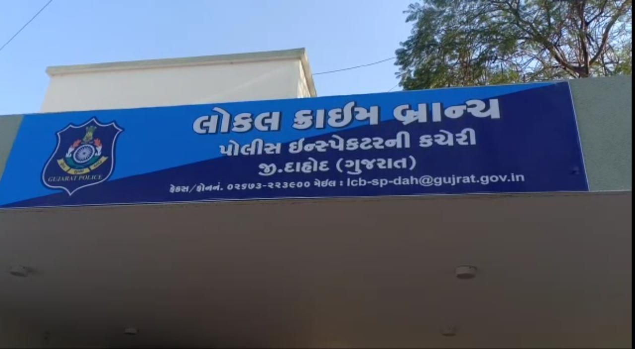 ત્યારબાદ કોઈ પાર્સલ ન આવતા મહિલાને પોતે છેતરપિંડીનો ભોગ બન્યા હોવાનું લાગતા મહિલા લીમડી પોલીસ મથકે પહોંચી હતી. પોલીસે અજાણ્યા ઇસમો વિરુધ્ધ ગુનો નોધી તપાસ નો ધમધમાટ શરૂ કર્યો હતો. સાઇબર સેલ, એલ.સી.બી સહિતની ટીમો કામે લાગી ગઈ હતી. ત્યારબાદ કોઈ પાર્સલ ન આવતા મહિલાને પોતે છેતરપિંડીનો ભોગ બન્યા હોવાનું લાગતા મહિલા લીમડી પોલીસ મથકે પહોંચી હતી. પોલીસે અજાણ્યા ઇસમો વિરુધ્ધ ગુનો નોધી તપાસ નો ધમધમાટ શરૂ કર્યો હતો. સાઇબર સેલ, એલ.સી.બી સહિતની ટીમો કામે લાગી ગઈ હતી.