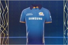 IPL 2021: મુંબઈ ઈન્ડિયન્સે ટીમની નવી ટી-શર્ટ લોન્ચ કરી, ટ્વિટ કર્યું એક ટીમ, એક પરિવાર અને એક જર્સી