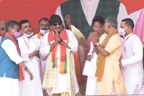 કોલકાતાઃ PM મોદીની ચૂંટણી રેલીના મંચ પર આવ્યા મિથુન ચક્રવર્તી, BJPમાં થયા સામેલ