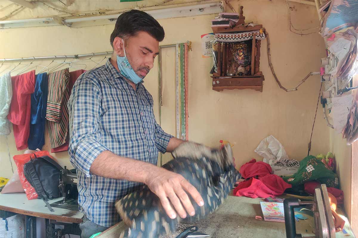 સામાન રાખવા માટે અહીં 30થી 50 રૂપિયા લેવામાં આવે છે. આ અંગે દરજીકામ કરતા અજયભાઈ દરજીનું કહેવું છે કે, 24 મી તારીખ ઘણા લોકો સામાન મૂકવા માટે આવ્યા હતા. આ સમયે લોકોએ સામાન મૂકવા માટે સામેથી રૂપિયા આપ્યા હતા. દુકાનધારકોનું કહેવું છે કે લોકોએ પોતાનો સામાન મૂકવા માટે સામેથી પૈસા આપ્યા બાદ અમને થયું કે લોકોને માહિતી મળવી જોઈએ. આ બહાને રોજગારી પણ ઊભો થઈ છે. સામાન રાખવા માટે અહીં 30થી 50 રૂપિયા લેવામાં આવે છે. આ અંગે દરજીકામ કરતા અજયભાઈ દરજીનું કહેવું છે કે, 24 મી તારીખ ઘણા લોકો સામાન મૂકવા માટે આવ્યા હતા. આ સમયે લોકોએ સામાન મૂકવા માટે સામેથી રૂપિયા આપ્યા હતા. દુકાનધારકોનું કહેવું છે કે લોકોએ પોતાનો સામાન મૂકવા માટે સામેથી પૈસા આપ્યા બાદ અમને થયું કે લોકોને માહિતી મળવી જોઈએ. આ બહાને રોજગારી પણ ઊભો થઈ છે.