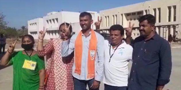 પોરબંદર છાંયા નગરપાલિકાના વૉર્ડ નંબર 1માં એક જ પરિવારના બે સભ્યો અલગ અલગ પક્ષમાંથી ઉમેદવારી નોંધાઇ હતી. જેમાં દિયર કોંગ્રેસમાંથી અને તેમના ભાભીએ ભાજપમાંથી ઉમેદવારી નોંધાવી છે. આ વાતને લઈને હવે મત વ્યક્તિ જોઈને આપવો કે પક્ષ જોઈને મતદારો પણ આ બાબતે મુશ્કેલીમાં મૂકાયા હતા. પોરબંદર છાંયા નગરપાલિકાના વૉર્ડ નંબર 1માં એક જ પરિવારના બે સભ્યો અલગ અલગ પક્ષમાંથી ઉમેદવારી નોંધાઇ હતી. જેમાં દિયર કોંગ્રેસમાંથી અને તેમના ભાભીએ ભાજપમાંથી ઉમેદવારી નોંધાવી છે. આ વાતને લઈને હવે મત વ્યક્તિ જોઈને આપવો કે પક્ષ જોઈને મતદારો પણ આ બાબતે મુશ્કેલીમાં મૂકાયા હતા.