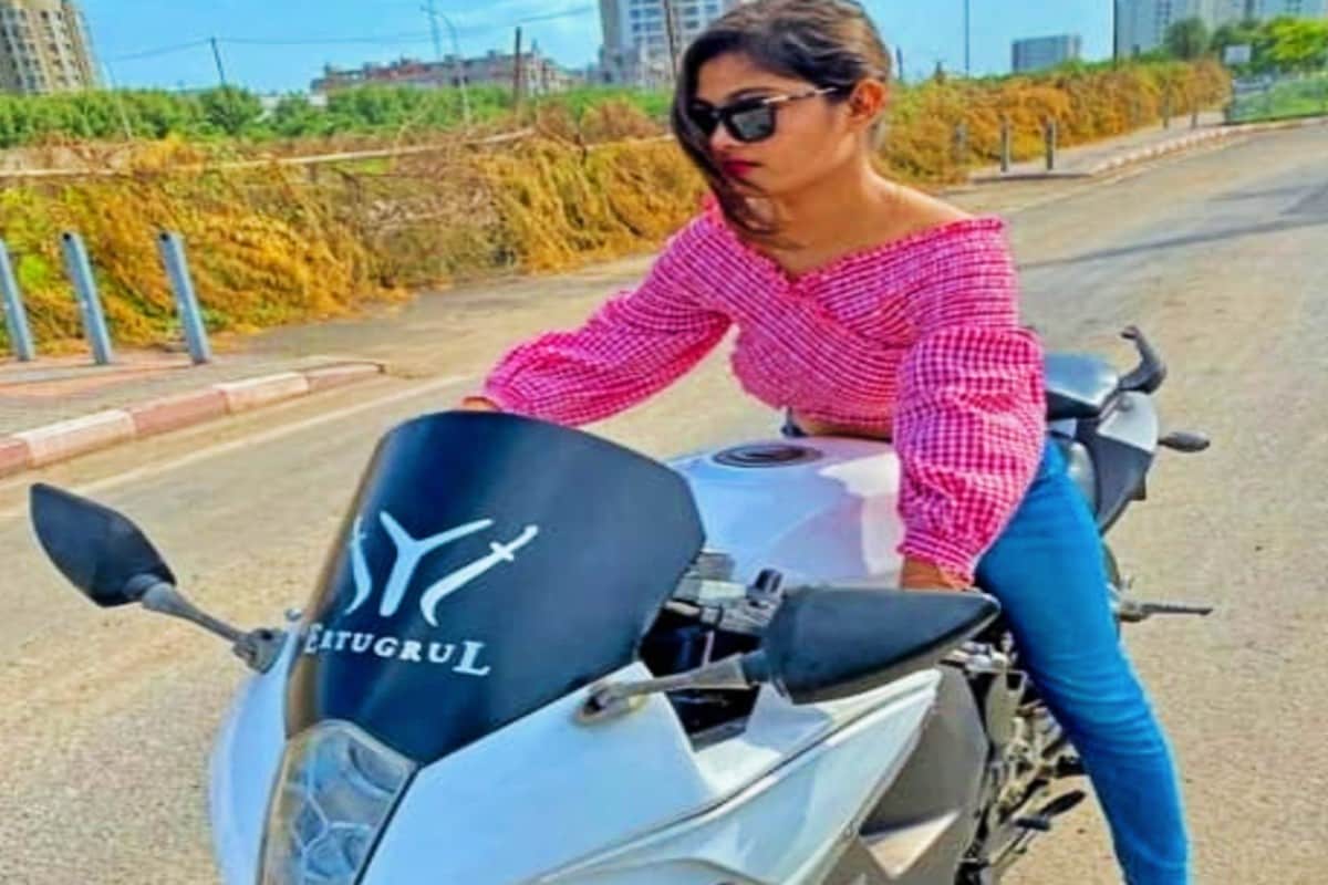 ઇન્સ્ટાગ્રામ (Instagram) પર 3.28 લાખ ફોલોર્સ ધરાવતી બારડોલીની કોલેજીયન યુવતીની અટકાયત કરી હતી. રાઇડીંગની શોખીન યુવતીએ ઇન્સ્ટાગ્રામ (Instagram) પર 500થી વધુ પોસ્ટ અપલોડ કરી છે. જેમાં મહત્તમ પોસ્ટ બાઇક રાઇડીંગની છે. જો કે, યુવતિની અટકાયત બાદ તેને જામીન મળી ગયા હતા. (તસવીર ઇન્સ્ટાગ્રામ/Princii_sanju_99_) ઇન્સ્ટાગ્રામ (Instagram) પર 3.28 લાખ ફોલોર્સ ધરાવતી બારડોલીની કોલેજીયન યુવતીની અટકાયત કરી હતી. રાઇડીંગની શોખીન યુવતીએ ઇન્સ્ટાગ્રામ (Instagram) પર 500થી વધુ પોસ્ટ અપલોડ કરી છે. જેમાં મહત્તમ પોસ્ટ બાઇક રાઇડીંગની છે. જો કે, યુવતિની અટકાયત બાદ તેને જામીન મળી ગયા હતા. (તસવીર ઇન્સ્ટાગ્રામ/Princii_sanju_99_)
