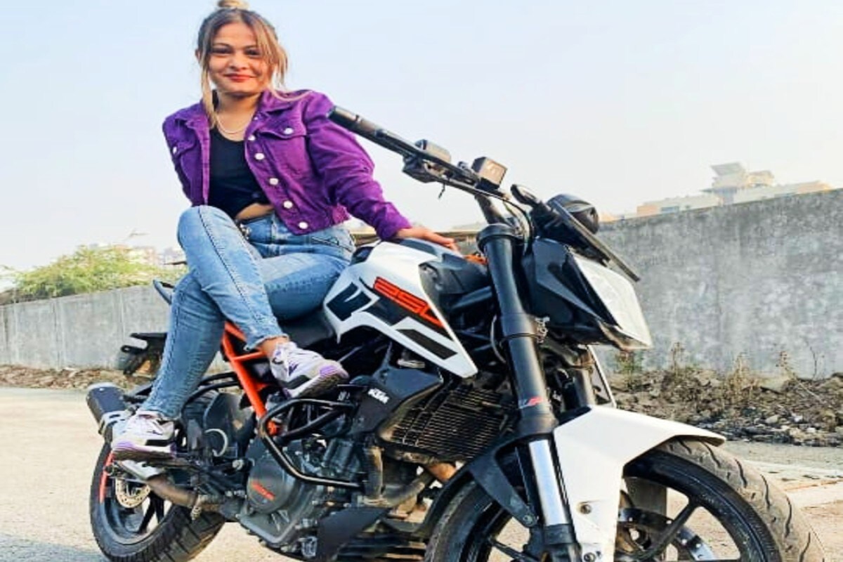 સંજના ઉર્ફે પ્રિન્સીના ઇન્સ્ટાગ્રામ પર 3.28 લાખ ફોલોર્સ છે. ઇન્સ્ટાગ્રામ પર સંજનાએ પાંચથી 6 આઇડી બનાવ્યા છે. જે પૈકી એક આઇડીમાં 513 પોસ્ટ અપલોડ કરી છે. આ 513 પોસ્ટ પૈકી 80 ટકાથી વધુ પોસ્ટ કેટીએમ, બુલેટ સહિતના બાઇક પર રાઇડીંગ કરતા વિડીયો, કાર ડ્રાઇવ સહિતના વિડીયો છે. આશ્ચર્યની બાબત એ છે કે સંજના વિડીયો ઉતારવા માટે છેક બારડોલીથી ડુમ્મસ રોડ પર આવતી હતી. (તસવીર ઇન્સ્ટાગ્રામ/Princii_sanju_99_) સંજના ઉર્ફે પ્રિન્સીના ઇન્સ્ટાગ્રામ પર 3.28 લાખ ફોલોર્સ છે. ઇન્સ્ટાગ્રામ પર સંજનાએ પાંચથી 6 આઇડી બનાવ્યા છે. જે પૈકી એક આઇડીમાં 513 પોસ્ટ અપલોડ કરી છે. આ 513 પોસ્ટ પૈકી 80 ટકાથી વધુ પોસ્ટ કેટીએમ, બુલેટ સહિતના બાઇક પર રાઇડીંગ કરતા વિડીયો, કાર ડ્રાઇવ સહિતના વિડીયો છે. આશ્ચર્યની બાબત એ છે કે સંજના વિડીયો ઉતારવા માટે છેક બારડોલીથી ડુમ્મસ રોડ પર આવતી હતી. (તસવીર ઇન્સ્ટાગ્રામ/Princii_sanju_99_)