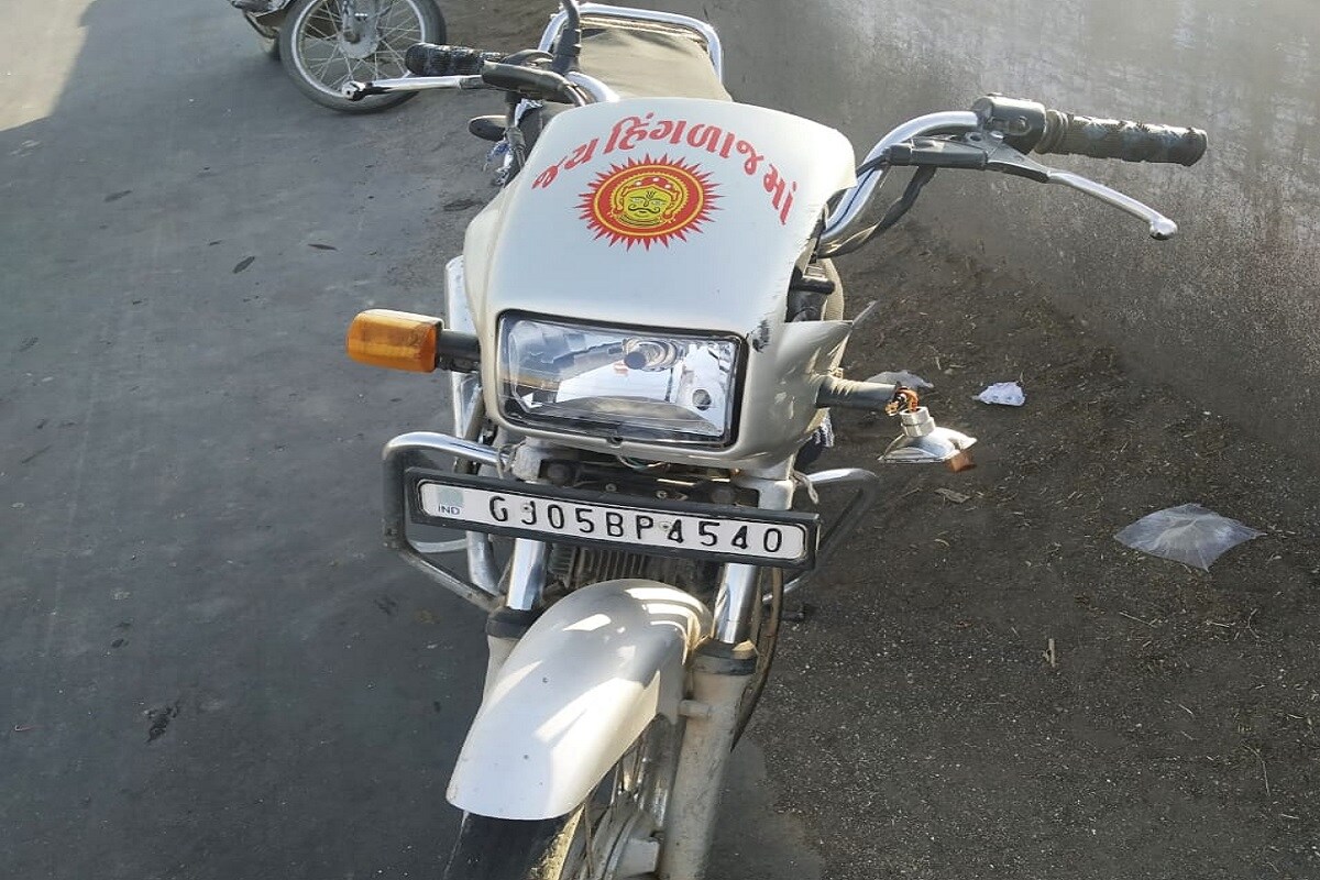 સમગ્ર મામલે મૃતકના પુત્રની ફરિયાદ પરથી ગોંડલ પોલીસે બોલેરો ચાલક વિરુદ્ધ આઈપીસીની કલમ 279 337 338 304 તેમજ મોટર વ્હીકલ એક્ટની કલમ 177 184 મુજબ ગુનો નોંધી કાયદેસરની કાર્યવાહી હાથ ધરી છે. સમગ્ર મામલે મૃતકના પુત્રની ફરિયાદ પરથી ગોંડલ પોલીસે બોલેરો ચાલક વિરુદ્ધ આઈપીસીની કલમ 279 337 338 304 તેમજ મોટર વ્હીકલ એક્ટની કલમ 177 184 મુજબ ગુનો નોંધી કાયદેસરની કાર્યવાહી હાથ ધરી છે.