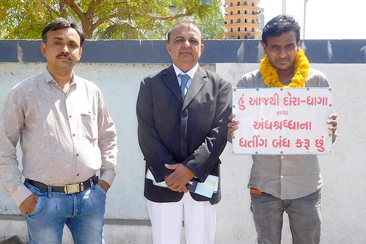 વિજ્ઞાન જાથાની તપાસમાં એવી પણ વિગત ખૂલી છે કે, જ્યોતિષ ત્રણ માસથી ભાગતો ફરતો હતો. તેણે ભાડાના ત્રણ મકાન ફેરવી નાખ્યા છે. એવી પણ વિગત સામે આવી છે કે જ્યોતિષના લગ્ન જીવનમાં બે વાર ભંગાણ થયું છે. ઈમિટેશનની મજૂરી કામ છોડી 10 વર્ષથી તેણે જ્યોતિષ વિદ્યાનું કામ શરૂ કર્યું હતું. વિજ્ઞાન જાથાની તપાસમાં એવી પણ વિગત ખૂલી છે કે, જ્યોતિષ ત્રણ માસથી ભાગતો ફરતો હતો. તેણે ભાડાના ત્રણ મકાન ફેરવી નાખ્યા છે. એવી પણ વિગત સામે આવી છે કે જ્યોતિષના લગ્ન જીવનમાં બે વાર ભંગાણ થયું છે. ઈમિટેશનની મજૂરી કામ છોડી 10 વર્ષથી તેણે જ્યોતિષ વિદ્યાનું કામ શરૂ કર્યું હતું.
