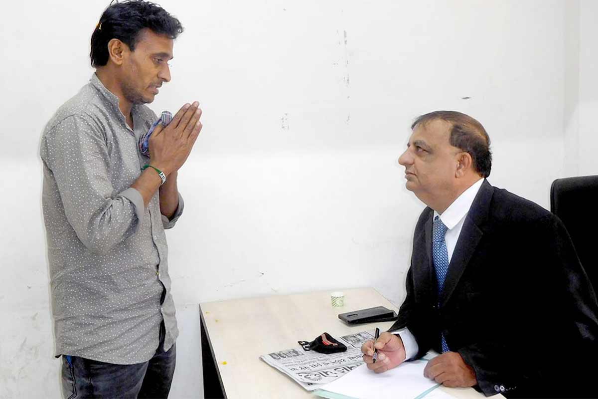 જ્યોતિષ મજબૂર લોકોને શીશામાં ઉતારતો હોવાની વિગત સામે આવી હતી. જ્યોતિષ કામ માટે બે હજારથી માંડીને એક લાખની રકમ પડાવતો હોવાની હકીકત સામે આવી હતી. જ્યોતિષ મૂળા ઉતારની વિધિમાં સ્મશાનમાં ઉતાર મૂકવો, માતાજીના મઢમાં તાંત્રિક વિધિની વસ્તુ મૂકવી, મેલી વિદ્યાનો છાયો, પિતૃ, ગ્રહ નડતર નિવારણ, વગેરેની વિધિ કરીને ભય-ડર બતાવી ભોળી પ્રજા સાથે છેતરપિંડી કરતો હતો. જ્યોતિષ મજબૂર લોકોને શીશામાં ઉતારતો હોવાની વિગત સામે આવી હતી. જ્યોતિષ કામ માટે બે હજારથી માંડીને એક લાખની રકમ પડાવતો હોવાની હકીકત સામે આવી હતી. જ્યોતિષ મૂળા ઉતારની વિધિમાં સ્મશાનમાં ઉતાર મૂકવો, માતાજીના મઢમાં તાંત્રિક વિધિની વસ્તુ મૂકવી, મેલી વિદ્યાનો છાયો, પિતૃ, ગ્રહ નડતર નિવારણ, વગેરેની વિધિ કરીને ભય-ડર બતાવી ભોળી પ્રજા સાથે છેતરપિંડી કરતો હતો.