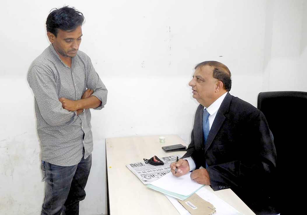 બીજી કેસમાં મૂળ વતન ધોરાજીના વકીલ અશ્વિન નાનજીભાઈ ગોહેલને પણ આ જ્યોતિષ સાથે આવો કડવો અનુભવ થયો હતો. આથી રાજકોટના અન્ય પરિવારોને આ જયોતિષી છેતરે નહીં તે માટે તેઓએ તાલુકા પોલીસ સ્ટેશન અને વિજ્ઞાન જાથાની મદદ માંગી હતી. આ મામલે જાથાએ માહિતીના આધારે ખરાઈ કરવાનું નક્કી કર્યું હતું. જે માટે જાથાના બે કાર્યકરોએ જયોતિષીના રહેઠાણ ખાતે તપાસ અશ્વિન જયોતિષ વિદ્યાના નામે અનેક રીતે છેતરપિંડી કરતો હોવાનું માલુમ પડ્યું હતું. બીજી કેસમાં મૂળ વતન ધોરાજીના વકીલ અશ્વિન નાનજીભાઈ ગોહેલને પણ આ જ્યોતિષ સાથે આવો કડવો અનુભવ થયો હતો. આથી રાજકોટના અન્ય પરિવારોને આ જયોતિષી છેતરે નહીં તે માટે તેઓએ તાલુકા પોલીસ સ્ટેશન અને વિજ્ઞાન જાથાની મદદ માંગી હતી. આ મામલે જાથાએ માહિતીના આધારે ખરાઈ કરવાનું નક્કી કર્યું હતું. જે માટે જાથાના બે કાર્યકરોએ જયોતિષીના રહેઠાણ ખાતે તપાસ અશ્વિન જયોતિષ વિદ્યાના નામે અનેક રીતે છેતરપિંડી કરતો હોવાનું માલુમ પડ્યું હતું.