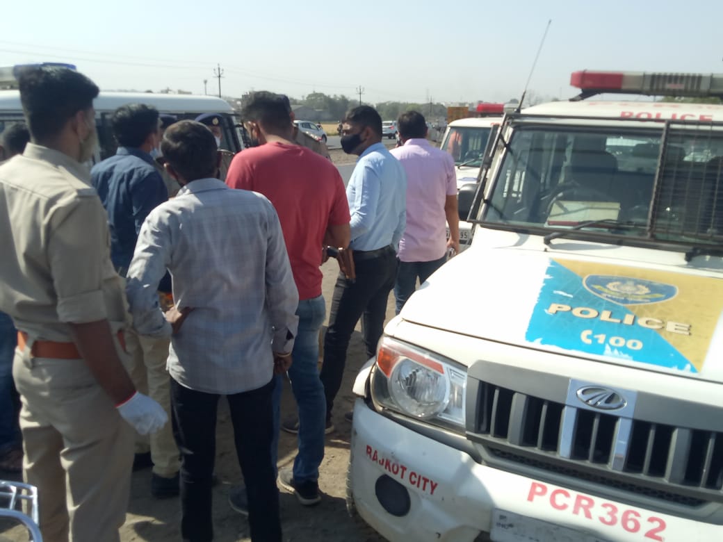 રાજકોટના કુવાડવા રોડ ઉપર આવેલા મેંગો માર્કેટ પાસે પોરબંદરના યુવકની હત્યા કરી હોવાની ઘટના સામે આવી છે. યુવકને માથામાં પથ્થરના ઘા ઝીંકી તેને મોતને ઘાટ ઉતારી દીધો હોવાનું સામે આવ્યું છે. હત્યાના બનાવની જાણ થતા બી ડિવિઝન પોલીસ તેમજ ક્રાઈમ બ્રાન્ચ નો કાફલો ઘટનાસ્થળે દોડી ગયો હતો. જરૂરી પંચનામાની કાર્યવાહી કરી હત્યા કરી લાશને પોસ્ટ મોર્ટમ અર્થે પીએમ રૂમ ખાતે ખસેડવામાં આવી હતી. રાજકોટના કુવાડવા રોડ ઉપર આવેલા મેંગો માર્કેટ પાસે પોરબંદરના યુવકની હત્યા કરી હોવાની ઘટના સામે આવી છે. યુવકને માથામાં પથ્થરના ઘા ઝીંકી તેને મોતને ઘાટ ઉતારી દીધો હોવાનું સામે આવ્યું છે. હત્યાના બનાવની જાણ થતા બી ડિવિઝન પોલીસ તેમજ ક્રાઈમ બ્રાન્ચ નો કાફલો ઘટનાસ્થળે દોડી ગયો હતો. જરૂરી પંચનામાની કાર્યવાહી કરી હત્યા કરી લાશને પોસ્ટ મોર્ટમ અર્થે પીએમ રૂમ ખાતે ખસેડવામાં આવી હતી.