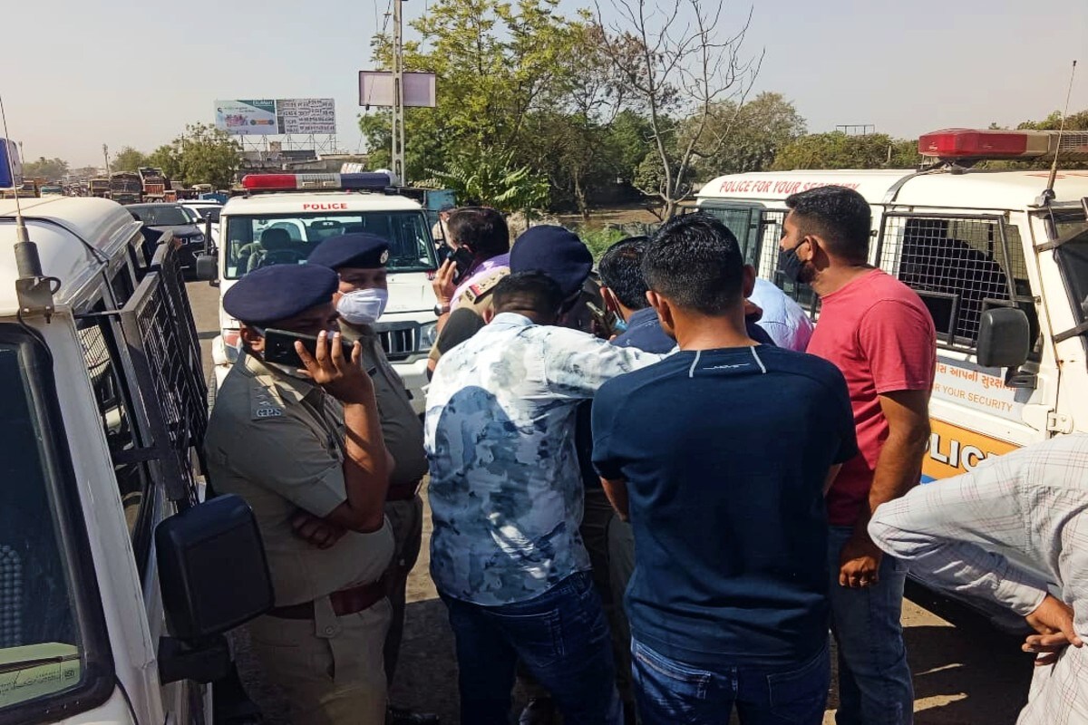અંકિત પોપટ, રાજકોટ : રંગીલું રાજકોટ (Rajkot) ફરી એક વખત રક્તરંજિત (Crime) બની ચૂક્યું છે. ચૂંટણી પૂર્ણ થતાં જ રાજકોટમાં જાણે કે હત્યાનો (Murder) સિલસિલો શરૂ થયો હોય તે પ્રકારે એક બાદ એક હત્યાના બનાવો સામે આવી રહ્યા છે. રાજકોટ શહેરમાં માત્ર ત્રણ દિવસના સમયગાળામાં બે હત્યાના બનાવ સામે આવ્યા છે. ત્યારે હત્યાના બન્ને બનાવમાં હત્યા કરવાની પદ્ધતિ એકસરખી જોવા મળી રહી છે. અંકિત પોપટ, રાજકોટ : રંગીલું રાજકોટ (Rajkot) ફરી એક વખત રક્તરંજિત (Crime) બની ચૂક્યું છે. ચૂંટણી પૂર્ણ થતાં જ રાજકોટમાં જાણે કે હત્યાનો (Murder) સિલસિલો શરૂ થયો હોય તે પ્રકારે એક બાદ એક હત્યાના બનાવો સામે આવી રહ્યા છે. રાજકોટ શહેરમાં માત્ર ત્રણ દિવસના સમયગાળામાં બે હત્યાના બનાવ સામે આવ્યા છે. ત્યારે હત્યાના બન્ને બનાવમાં હત્યા કરવાની પદ્ધતિ એકસરખી જોવા મળી રહી છે.