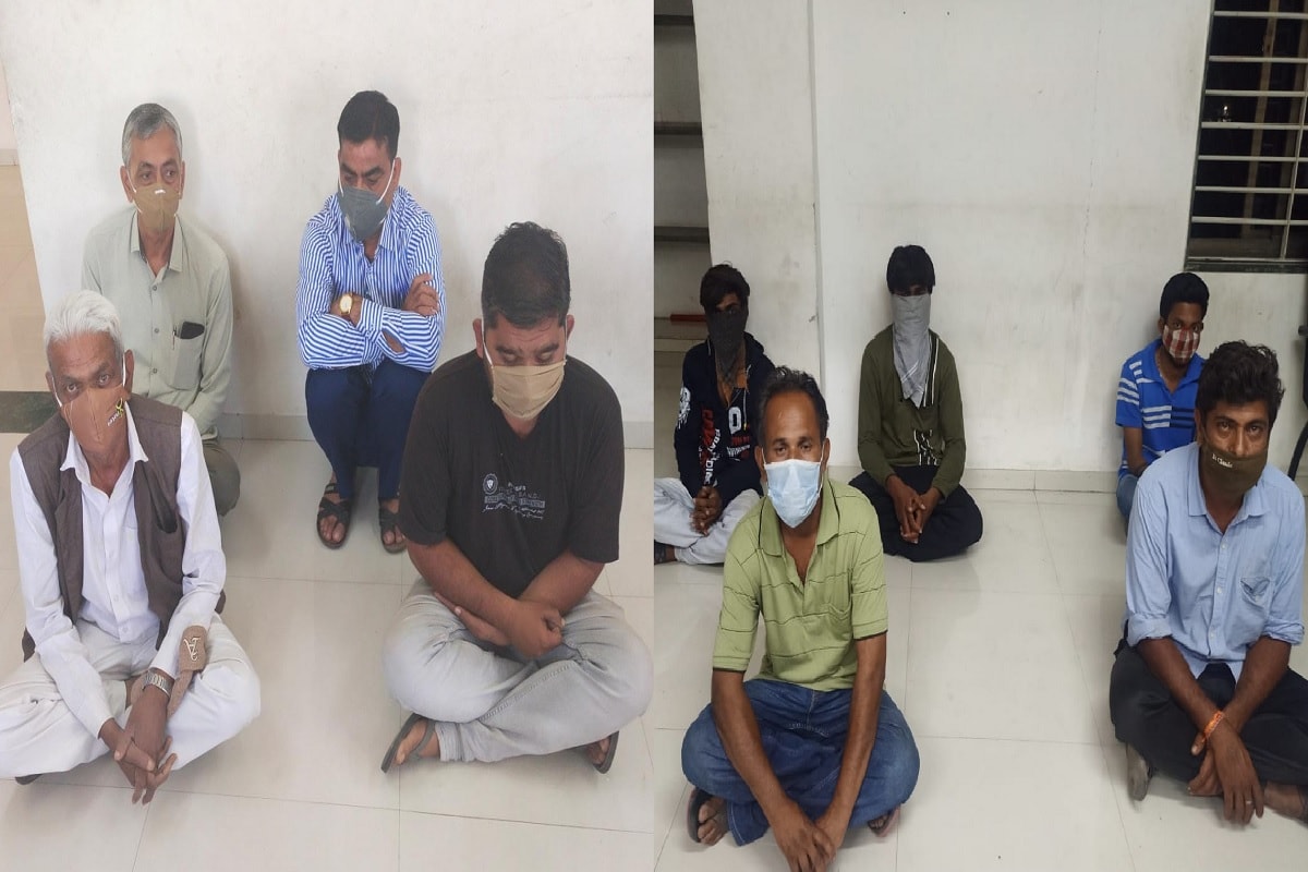 અંકિત પોપટ, રાજકોટઃ રાજકોટ શહેર પોલીસ (rajkot city police) દ્વારા બે અલગ અલગ જગ્યાએ જુગારધામ (Gambling place) પર દરોડો પાડીને 3 મહિલા સહિત કુલ 12 જેટલા શખ્સોને ઝડપી પાડવામાં આવ્યા છે. પોલીસે (police raid) જુગારધારાની કલમ 4 અને 5 હેઠળ તેમજ કોરોના guideline ભંગનો ગુનો દાખલ કરી કાયદેસરની કાર્યવાહી હાથ ધરી છે. અંકિત પોપટ, રાજકોટઃ રાજકોટ શહેર પોલીસ (rajkot city police) દ્વારા બે અલગ અલગ જગ્યાએ જુગારધામ (Gambling place) પર દરોડો પાડીને 3 મહિલા સહિત કુલ 12 જેટલા શખ્સોને ઝડપી પાડવામાં આવ્યા છે. પોલીસે (police raid) જુગારધારાની કલમ 4 અને 5 હેઠળ તેમજ કોરોના guideline ભંગનો ગુનો દાખલ કરી કાયદેસરની કાર્યવાહી હાથ ધરી છે.