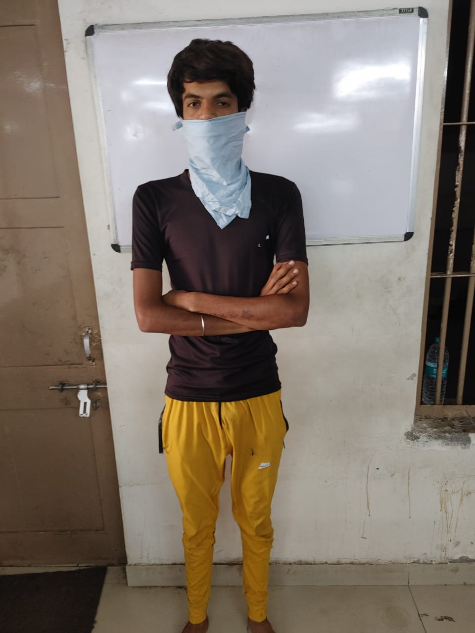 જે બાદ આરોપીઓની swift કાર કુવાડવા અને ક્રિષ્ના વોટરપાર્ક વચ્ચે પલટી ખાઈ જતા બંને આરોપીઓ કારમાંથી ઉતરીને ખેતરમાં ભાગવા લાગ્યા હતા. ત્યારે સ્પેશિયલ ઓપરેશન ગ્રુપ દ્વારા બંને આરોપીઓનો પીછો કરી તેમને ઝડપી પાડવામાં આવ્યા હતા. જે બાદ આરોપીઓની swift કાર કુવાડવા અને ક્રિષ્ના વોટરપાર્ક વચ્ચે પલટી ખાઈ જતા બંને આરોપીઓ કારમાંથી ઉતરીને ખેતરમાં ભાગવા લાગ્યા હતા. ત્યારે સ્પેશિયલ ઓપરેશન ગ્રુપ દ્વારા બંને આરોપીઓનો પીછો કરી તેમને ઝડપી પાડવામાં આવ્યા હતા.