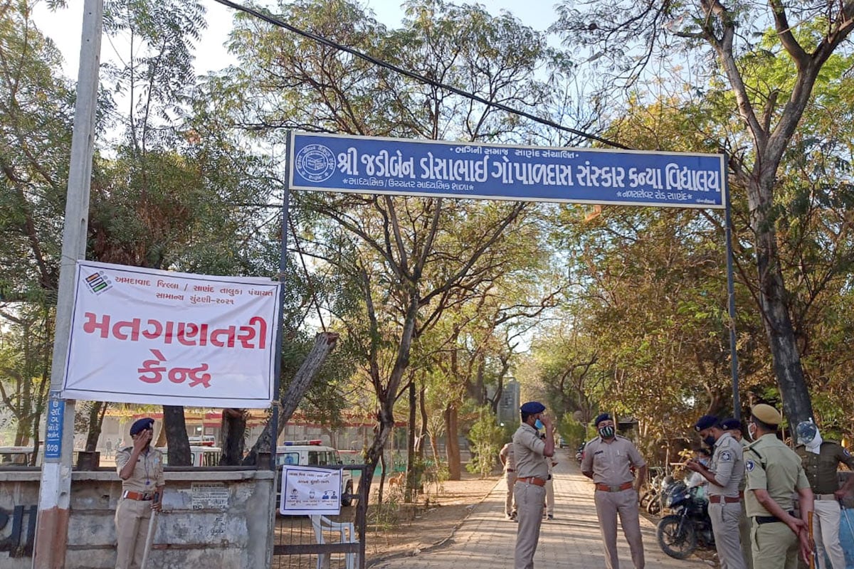 8474 બેઠક પર પરિણામ: રાજ્યમાં 31 જિલ્લા પંચાયતની 980 બેઠક, 231 તાલુકા પંચાયતની 4,774 બેઠકો અને 81 નગરપાલિકાની 2,720 બેઠકો સહીત કુલ 8,474 બેઠકો માટે ચૂંટણી યોજાઈ હતી. જેમાં 81 નગરપાલિકાની ચૂંટણીમાં 680 વોર્ડની કુલ 2,720 બેઠકો પૈકી 95 બેઠકો બિનહરીફ જાહેર થઇ છે. 31 જિલ્લા પંચાયતની 980 બેઠકો પૈકી 25 બેઠકો બિનહરીફ જાહેર થઇ છે. 231 તાલુકા પંચાયતની બેઠકો 117 બેઠકો બિનહરીફ જાહેર થઇ છે. તાલુકા પંચાયતમાં ભાજપના 4, 652 ઉમેદવાર, કૉંગ્રેસના 4,594 ઉમેદવારો, આપના 1067 ઉમેદવારો મેદાનમાં છે. 8474 બેઠક પર પરિણામ: રાજ્યમાં 31 જિલ્લા પંચાયતની 980 બેઠક, 231 તાલુકા પંચાયતની 4,774 બેઠકો અને 81 નગરપાલિકાની 2,720 બેઠકો સહીત કુલ 8,474 બેઠકો માટે ચૂંટણી યોજાઈ હતી. જેમાં 81 નગરપાલિકાની ચૂંટણીમાં 680 વોર્ડની કુલ 2,720 બેઠકો પૈકી 95 બેઠકો બિનહરીફ જાહેર થઇ છે. 31 જિલ્લા પંચાયતની 980 બેઠકો પૈકી 25 બેઠકો બિનહરીફ જાહેર થઇ છે. 231 તાલુકા પંચાયતની બેઠકો 117 બેઠકો બિનહરીફ જાહેર થઇ છે. તાલુકા પંચાયતમાં ભાજપના 4, 652 ઉમેદવાર, કૉંગ્રેસના 4,594 ઉમેદવારો, આપના 1067 ઉમેદવારો મેદાનમાં છે.