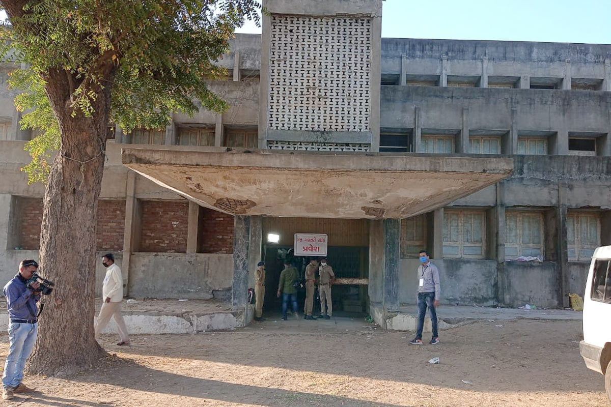 ટોઇલેટ ન હોવાથી ફોર્મ રદ: અમદાવાદઃ અમદાવાદ જિલ્લા પંચાયતની 34 બેઠકો માટેની ચૂંટણીમાં કૉંગ્રેસના બે ઉમેદવારોના ફોર્મ રદ કરાયા હતાં. જે પૈકી સિંગરાવાના કોંગ્રેસી ઉમેદવાર ક્રિના પટેલ પાસે ઘરમાં ટોઇલેટ ન હોવાને કારણે ચૂંટણી નિયમો મુજબ તેમની ઉમેદવારી અધિકારીઓએ રદ કરી હતી. આ ઉપરાંત સૌરાષ્ટ્રમાં પણ ટોઇલેટ ન હોવાથી ઉમેદવારોના ફોર્મ રદ થયા હતા. ટોઇલેટ ન હોવાથી ફોર્મ રદ: અમદાવાદઃ અમદાવાદ જિલ્લા પંચાયતની 34 બેઠકો માટેની ચૂંટણીમાં કૉંગ્રેસના બે ઉમેદવારોના ફોર્મ રદ કરાયા હતાં. જે પૈકી સિંગરાવાના કોંગ્રેસી ઉમેદવાર ક્રિના પટેલ પાસે ઘરમાં ટોઇલેટ ન હોવાને કારણે ચૂંટણી નિયમો મુજબ તેમની ઉમેદવારી અધિકારીઓએ રદ કરી હતી. આ ઉપરાંત સૌરાષ્ટ્રમાં પણ ટોઇલેટ ન હોવાથી ઉમેદવારોના ફોર્મ રદ થયા હતા.