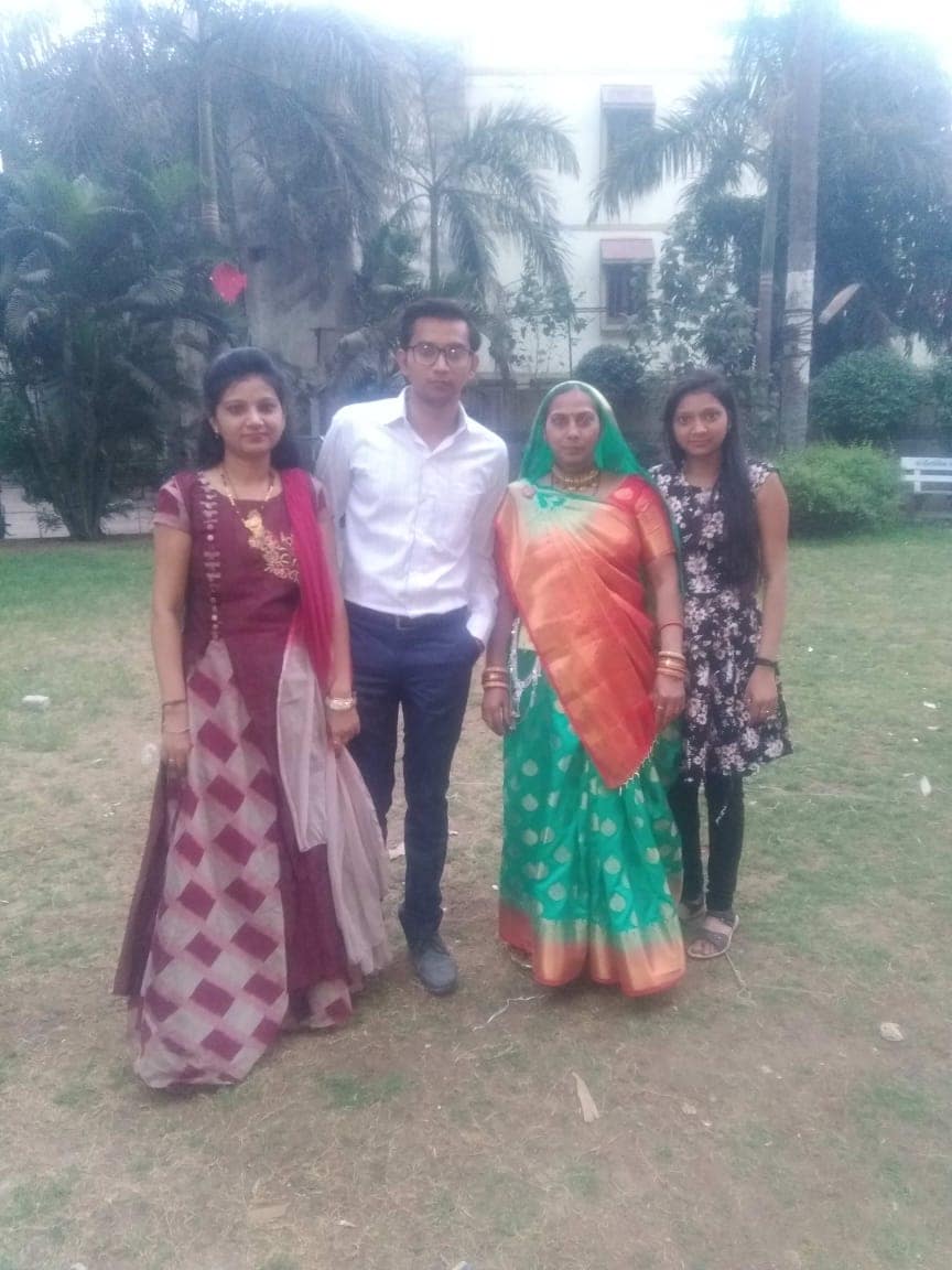 આજે આ પરિવાર અટવાઈ ગયું છે , જોકે આ તમામ ફાઇટર છે , આજે પણ આ જીવન જીવા માંગે છે. પરંતુ આર્થિક પરિસ્થિતિ નબળી પડી ગઈ છે. છગન વાળાને દારૂ પીવાની ટેવ હતી. ,અને તે કારણે ઘરમાં રૂપિયા ને લઈ કંકાસ થતો હતો, વારંવાર ઝઘડો થતો ત્યારે પિતા ધમકી આપતા હતા કે તમારી હત્યા કરી નાંખીશ, પરંતુ પરિવાર ને લાગ્યું કે ગુસ્સામાં બોલે છે , પરંતુ આ વાત સાચી કરી બતાવી આજે આ પરિવાર અટવાઈ ગયું છે , જોકે આ તમામ ફાઇટર છે , આજે પણ આ જીવન જીવા માંગે છે. પરંતુ આર્થિક પરિસ્થિતિ નબળી પડી ગઈ છે. છગન વાળાને દારૂ પીવાની ટેવ હતી. ,અને તે કારણે ઘરમાં રૂપિયા ને લઈ કંકાસ થતો હતો, વારંવાર ઝઘડો થતો ત્યારે પિતા ધમકી આપતા હતા કે તમારી હત્યા કરી નાંખીશ, પરંતુ પરિવાર ને લાગ્યું કે ગુસ્સામાં બોલે છે , પરંતુ આ વાત સાચી કરી બતાવી