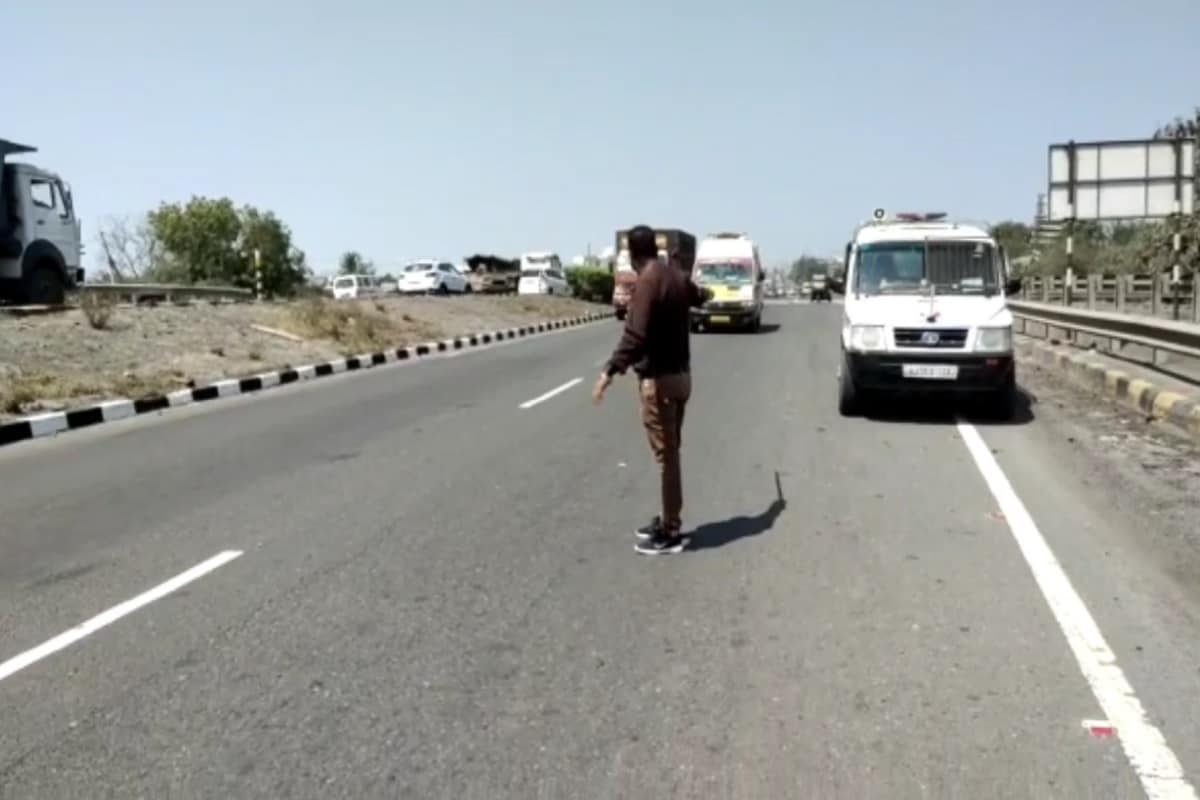 બનાવની વિગતે વાત કરીએ તો મૂળ મુંબઈના મિત્રો બાઈક અને મોપેડ લઇ અને સુરત ફરવા ગયા હતા. ત્યાંથી પરત ફરી રહ્યા હતા. એ વખતે વલસાડ નજીક વાંકી નદીના પુલ પર હાઇવે પર બેફામ રીતે દોડતી એક ટ્રક એ મોપેડ પર સવાર બંને મિત્રોને અડફેટે લીધા હતા. આમ ટ્રકની જોરદાર ટક્કરને કારણે મોપેડ સવાર બંને મિત્રો પુલની રેલિંગ સાથે જોરદાર ટકરાયા હતા. બનાવની વિગતે વાત કરીએ તો મૂળ મુંબઈના મિત્રો બાઈક અને મોપેડ લઇ અને સુરત ફરવા ગયા હતા. ત્યાંથી પરત ફરી રહ્યા હતા. એ વખતે વલસાડ નજીક વાંકી નદીના પુલ પર હાઇવે પર બેફામ રીતે દોડતી એક ટ્રક એ મોપેડ પર સવાર બંને મિત્રોને અડફેટે લીધા હતા. આમ ટ્રકની જોરદાર ટક્કરને કારણે મોપેડ સવાર બંને મિત્રો પુલની રેલિંગ સાથે જોરદાર ટકરાયા હતા.