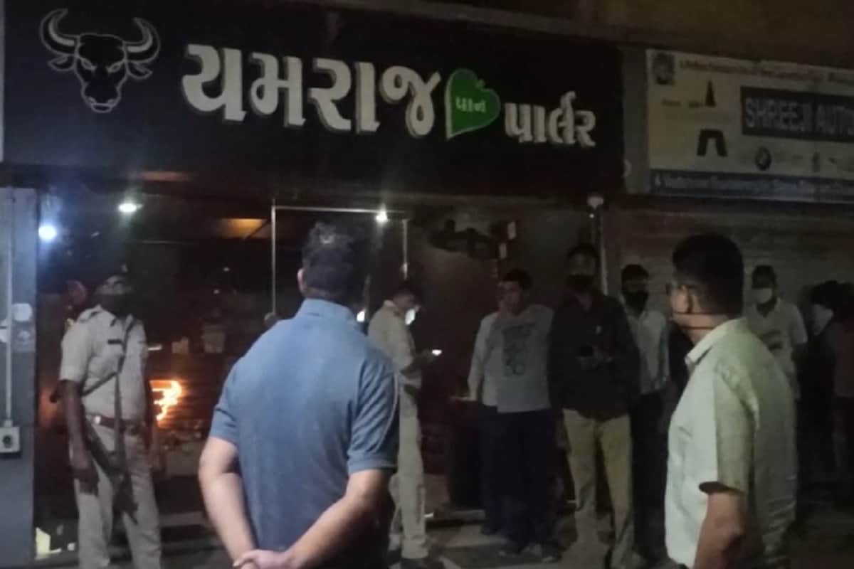 પોલીસ તપાસમા સામે આવ્યુ કે હિતેન્દ્રસિંહ વસ્ત્રાલના સુમીનપાર્કમા રહે છે. આરોપીએ દશરથ ઠાકોર પાસેથી આ દુકાન ભાડે લીધી હતી. જયારે બીપીન પ્રજાપતીએ પોતાની દુકાન દશરથ ઠાકોરને ભાડે આપી હતી. પોલીસ તપાસમા સામે આવ્યુ કે હિતેન્દ્રસિંહ વસ્ત્રાલના સુમીનપાર્કમા રહે છે. આરોપીએ દશરથ ઠાકોર પાસેથી આ દુકાન ભાડે લીધી હતી. જયારે બીપીન પ્રજાપતીએ પોતાની દુકાન દશરથ ઠાકોરને ભાડે આપી હતી.