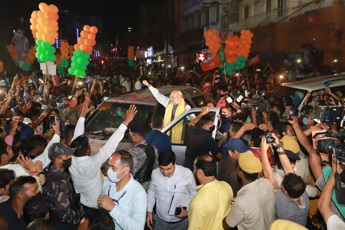 કોલકાતા : પશ્ચિમ બંગાળમાં વિધાનસભા ચૂંટણી પહેલા બીજેપીના ચૂંટણી પ્રચાર અભિયાનને ગતિ પ્રદાન કરતા કેન્દ્રીય ગૃહમંત્રી અમિત શાહે રવિવારે મિદનાપુર જિલ્લામાં રોડ શો કર્યો હતો. રોડ શો સ્થાનિક બીજેપી કાર્યાલય પ્રેમહરિ ભવનથી શરૂ થયો હતો અને લગભગ એક કિલોમીટરની સફર તય કર્યા પછી તેનું સમાપન માલનચા પેટ્રોલ પંપ પર થયું હતું. કોલકાતા : પશ્ચિમ બંગાળમાં વિધાનસભા ચૂંટણી પહેલા બીજેપીના ચૂંટણી પ્રચાર અભિયાનને ગતિ પ્રદાન કરતા કેન્દ્રીય ગૃહમંત્રી અમિત શાહે રવિવારે મિદનાપુર જિલ્લામાં રોડ શો કર્યો હતો. રોડ શો સ્થાનિક બીજેપી કાર્યાલય પ્રેમહરિ ભવનથી શરૂ થયો હતો અને લગભગ એક કિલોમીટરની સફર તય કર્યા પછી તેનું સમાપન માલનચા પેટ્રોલ પંપ પર થયું હતું.