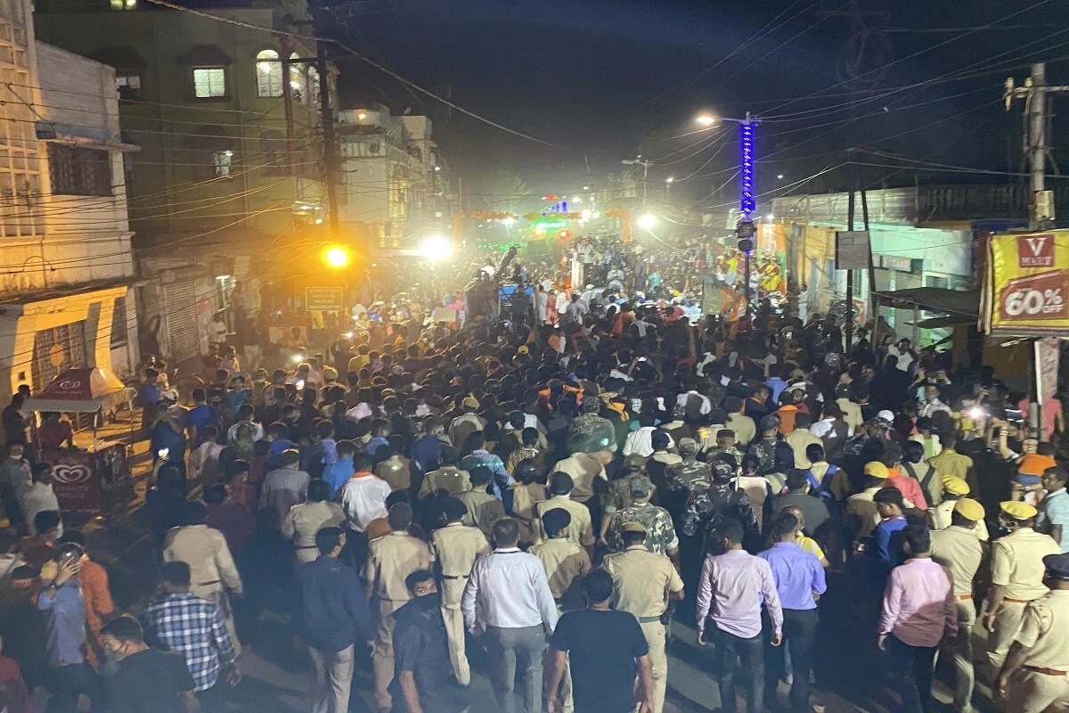 અમિત શાહ સાથે ભાજપાના રાષ્ટ્રીય મહાસચિવ કૈલાશ વિજયવર્ગીય અને પ્રદેશ પાર્ટી અધ્યક્ષ દિલીપ ધોષ પણ હતા. રેલીમાં ભાજપાના હજારો સમર્થકો સામેલ થયા હતા. રોડ શો જોવા માટે ઘરોની છત પર અને બાલકનીમાં પણ મોટી સંખ્યામાં લોકો જોવા મળ્યા હતા. અમિત શાહ સાથે ભાજપાના રાષ્ટ્રીય મહાસચિવ કૈલાશ વિજયવર્ગીય અને પ્રદેશ પાર્ટી અધ્યક્ષ દિલીપ ધોષ પણ હતા. રેલીમાં ભાજપાના હજારો સમર્થકો સામેલ થયા હતા. રોડ શો જોવા માટે ઘરોની છત પર અને બાલકનીમાં પણ મોટી સંખ્યામાં લોકો જોવા મળ્યા હતા.