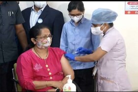 ગાંધીનગર: CM રૂપાણીના ધર્મપત્ની અંજલીબેન રૂપાણીએ લીધી કોરોનાની રસી