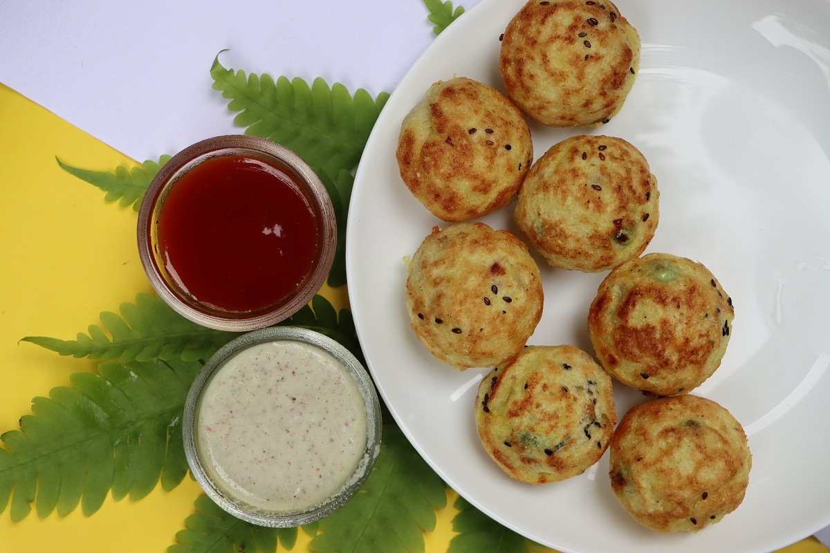 અપ્પમ રેસિપી(Instant Rava Appam) અપ્પમ બનાવવા માટે સૌથી પહેલા સોજીને એક મોટા વાસણમાં કાઢીને તેમાં દહી નાખી ચમચીથી બરાબર મિક્સ કરી લો. ત્યારબાદ તેમાં કાપેલુ મરચુ, ફ્લાવર, વટાણા, આદુની પેસ્ટ અને મીઠુ નાખીને બરાબર મિક્સ કરી લો. જો આ મિશ્રણ વધારે પડતુ જાડુ હોય તો તેમાં થોડુ પાણી ઉમેરી લો. આ મિશ્રણને 20 મિનિટ સુધી ઢાંકીને રાખી મુકો જેથી અપ્પમ બનાવવા માટે તે બરાબર તૈયાર થઈ જાય. અપ્પમ રેસિપી(Instant Rava Appam) અપ્પમ બનાવવા માટે સૌથી પહેલા સોજીને એક મોટા વાસણમાં કાઢીને તેમાં દહી નાખી ચમચીથી બરાબર મિક્સ કરી લો. ત્યારબાદ તેમાં કાપેલુ મરચુ, ફ્લાવર, વટાણા, આદુની પેસ્ટ અને મીઠુ નાખીને બરાબર મિક્સ કરી લો. જો આ મિશ્રણ વધારે પડતુ જાડુ હોય તો તેમાં થોડુ પાણી ઉમેરી લો. આ મિશ્રણને 20 મિનિટ સુધી ઢાંકીને રાખી મુકો જેથી અપ્પમ બનાવવા માટે તે બરાબર તૈયાર થઈ જાય.