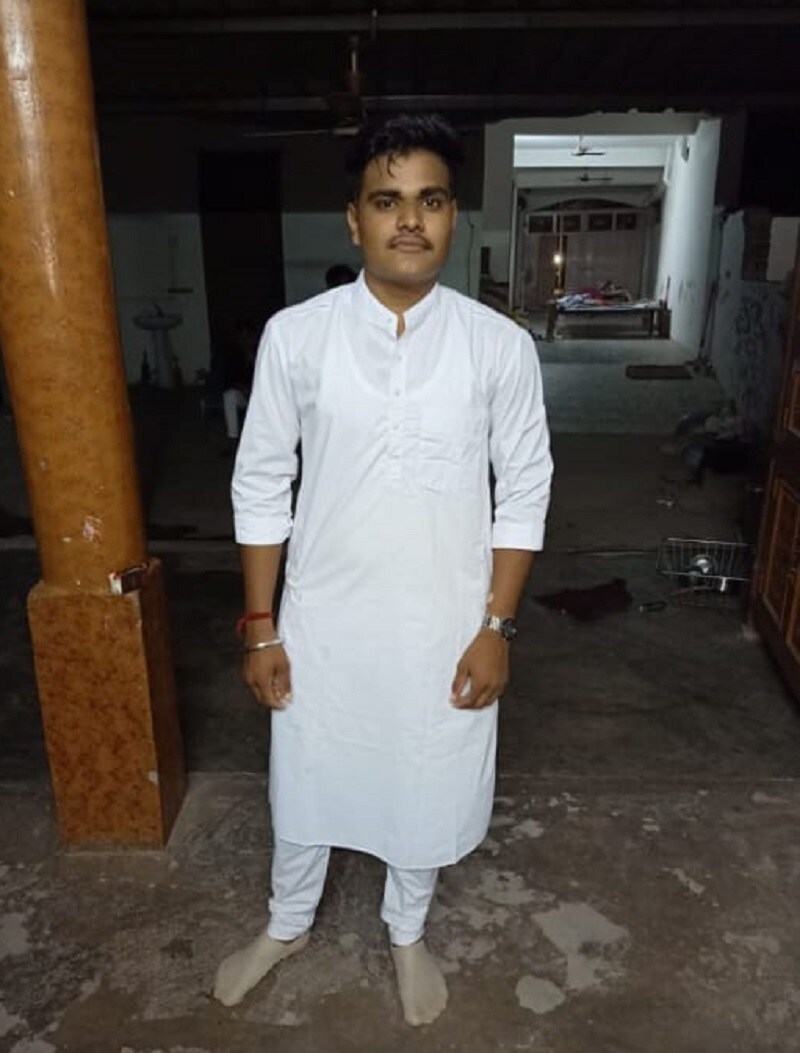 કાંકરેજ તાલુકાના મોટા જામપુર ગામ ખાતે ગઇકાલે રાતે, બાયોગેસના કૂવામાં ગેસ ગળતર થતા સફાઈ માટે ઉતરેલા ખેતર માલિકના પુત્ર અને ભાગીદારનું કરુણ મોત નીપજયું હોવાની ઘટના સામે આવી છે. મોટા જામપુર ખાતે રગનાથભાઇ ચૌધરીએ તેમના ખેતરમાં બાયોગેસ પ્લાન્ટ બનાવ્યો છે. તેમનો પુત્ર આનંદ ચૌધરી આ બાયોગેસના કુવામાં ગત મોડીરાત્રે સફાઈ માટે ઉતાર્યો હતો. તે સમયે ગેસ ગળતર થતાં ગૂંગળામણના કારણે તેનું કૂવામાં જ મોત નીપજ્યું હતુ.<br />(માલિકના પુત્રની ફાઇળ તસવીર) કાંકરેજ તાલુકાના મોટા જામપુર ગામ ખાતે ગઇકાલે રાતે, બાયોગેસના કૂવામાં ગેસ ગળતર થતા સફાઈ માટે ઉતરેલા ખેતર માલિકના પુત્ર અને ભાગીદારનું કરુણ મોત નીપજયું હોવાની ઘટના સામે આવી છે. મોટા જામપુર ખાતે રગનાથભાઇ ચૌધરીએ તેમના ખેતરમાં બાયોગેસ પ્લાન્ટ બનાવ્યો છે. તેમનો પુત્ર આનંદ ચૌધરી આ બાયોગેસના કુવામાં ગત મોડીરાત્રે સફાઈ માટે ઉતાર્યો હતો. તે સમયે ગેસ ગળતર થતાં ગૂંગળામણના કારણે તેનું કૂવામાં જ મોત નીપજ્યું હતુ.<br />(માલિકના પુત્રની ફાઇળ તસવીર)