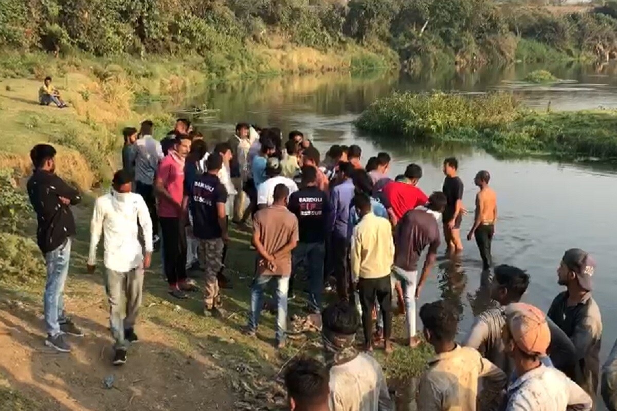 બારડોલીના ધામદોડ ગામની સરદાર વિલા સોસાયટીમાં રહેતા 33 વર્ષીય રિતેશ હસમુખ ટેલર પલસાણા ખાતે ખાનગી મિલમાં નોકરી કરી પોતાના પરિવારમાં પત્ની, 5 વર્ષના પુત્ર સહિતના પરિવારનું ગુજરાન ચલાવતો હતો. રોજ રિતેશ ટેલર નોકરી પર પહોંચ્યા બાદ પત્ની ફોન કરી જાણ કરતો હતો. બારડોલીના ધામદોડ ગામની સરદાર વિલા સોસાયટીમાં રહેતા 33 વર્ષીય રિતેશ હસમુખ ટેલર પલસાણા ખાતે ખાનગી મિલમાં નોકરી કરી પોતાના પરિવારમાં પત્ની, 5 વર્ષના પુત્ર સહિતના પરિવારનું ગુજરાન ચલાવતો હતો. રોજ રિતેશ ટેલર નોકરી પર પહોંચ્યા બાદ પત્ની ફોન કરી જાણ કરતો હતો.