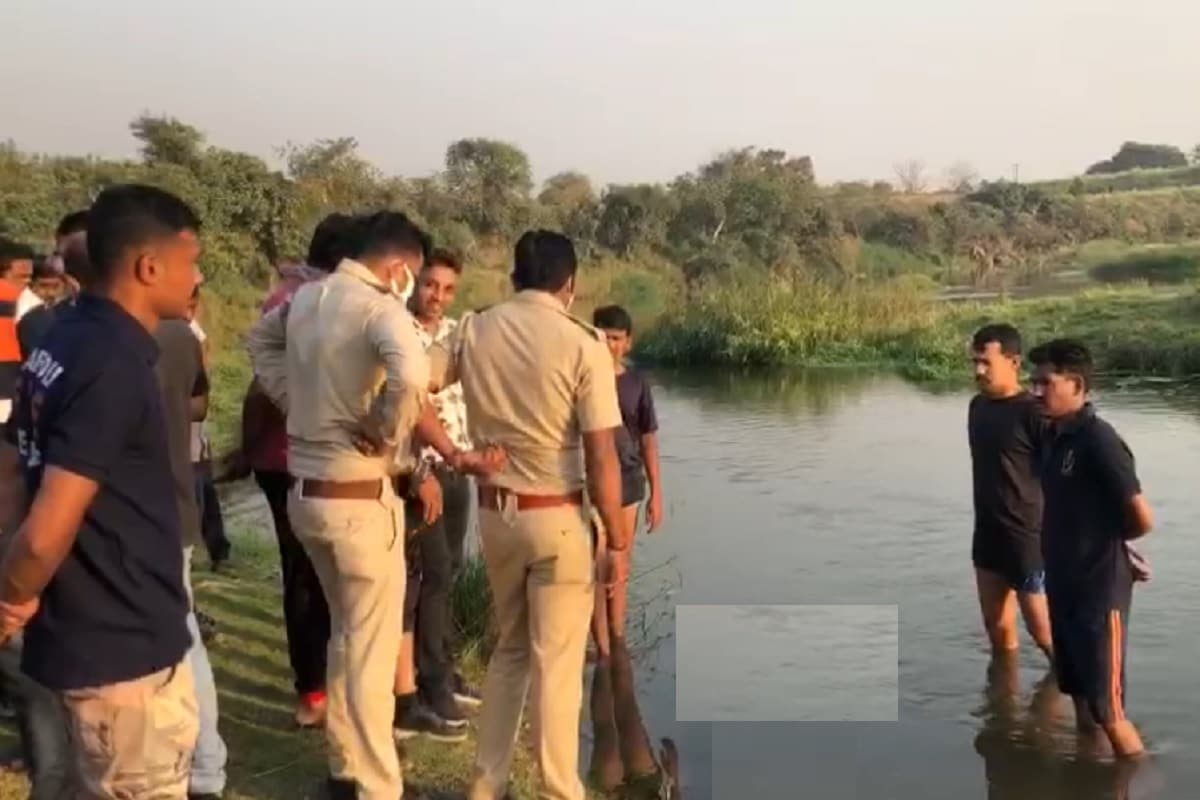 આથી ફાયર બ્રિગેડને જાણ કરતાં બારડોલી ફાયરની ટીમ સ્થળ પર પહોંચી હતી. અને નદીમાં શોધખોળ શરૂ કરી હતી. ફાયર બ્રિગેડની ટીમે નદીમાંથી યુવકની લાશ બહાર કાઢી હતી. પોલીસે સ્થળ પર પહોંચી યુવકના મૃતદેહનો કબ્જો લીધો હતો અને તપાસ હાથ ધરી હતી. કાયમી નોકરી ન હોવાથી તેના ટેન્શનમાં આત્મહત્યા કરી હોવાનું સૂસાઇડ નોટમાં ઉલ્લેખ કર્યો છે. જો કે હાલ કાર્યવાહી ચાલુ હોય હજી સુધી પોલીસે સૂસાઇડ નોટ જાહેર કરી નથી. આથી ફાયર બ્રિગેડને જાણ કરતાં બારડોલી ફાયરની ટીમ સ્થળ પર પહોંચી હતી. અને નદીમાં શોધખોળ શરૂ કરી હતી. ફાયર બ્રિગેડની ટીમે નદીમાંથી યુવકની લાશ બહાર કાઢી હતી. પોલીસે સ્થળ પર પહોંચી યુવકના મૃતદેહનો કબ્જો લીધો હતો અને તપાસ હાથ ધરી હતી. કાયમી નોકરી ન હોવાથી તેના ટેન્શનમાં આત્મહત્યા કરી હોવાનું સૂસાઇડ નોટમાં ઉલ્લેખ કર્યો છે. જો કે હાલ કાર્યવાહી ચાલુ હોય હજી સુધી પોલીસે સૂસાઇડ નોટ જાહેર કરી નથી.