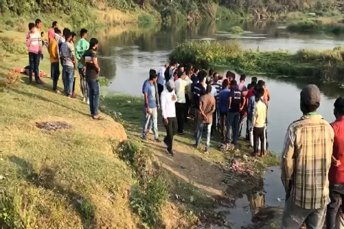 કેતન પટેલ, બારડોલી: અત્મહત્યાઓની ઘટનાઓનો દોર યથાવત છે ત્યારે વધુ એક આત્મહત્યાની ઘચના બારડોલીમાં સામે આવી છે. બારડોલી પલસાણા રોડ (bardoli-palsana road) પર મીંઢોળા નદીના પુલ પરથી (boy jump from bridge) 33 વર્ષીય યુવકે આત્મહત્યા (boy suicide) કરી લીધી હતી. બપોરના સમયે પુલ પર બાઇક (bike) મૂકી નદીમાં ઝંપલાવ્યું હતું. કાયમી નોકરી ન મળતી હોવાથી સતત તણાવમાં રહેતો હોય આ પગલું ભર્યું હોવાનું સૂસાઇડ નોટમાં જણાવ્યું છે. કેતન પટેલ, બારડોલી: અત્મહત્યાઓની ઘટનાઓનો દોર યથાવત છે ત્યારે વધુ એક આત્મહત્યાની ઘચના બારડોલીમાં સામે આવી છે. બારડોલી પલસાણા રોડ (bardoli-palsana road) પર મીંઢોળા નદીના પુલ પરથી (boy jump from bridge) 33 વર્ષીય યુવકે આત્મહત્યા (boy suicide) કરી લીધી હતી. બપોરના સમયે પુલ પર બાઇક (bike) મૂકી નદીમાં ઝંપલાવ્યું હતું. કાયમી નોકરી ન મળતી હોવાથી સતત તણાવમાં રહેતો હોય આ પગલું ભર્યું હોવાનું સૂસાઇડ નોટમાં જણાવ્યું છે.