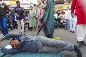 અસારવામાં BJP પેનલ જીતે તે માટે આ ભાઇએ રાખી આકરી બાધા, માતાજીના મંદિરે આળોટતા આળોટતા ગયા