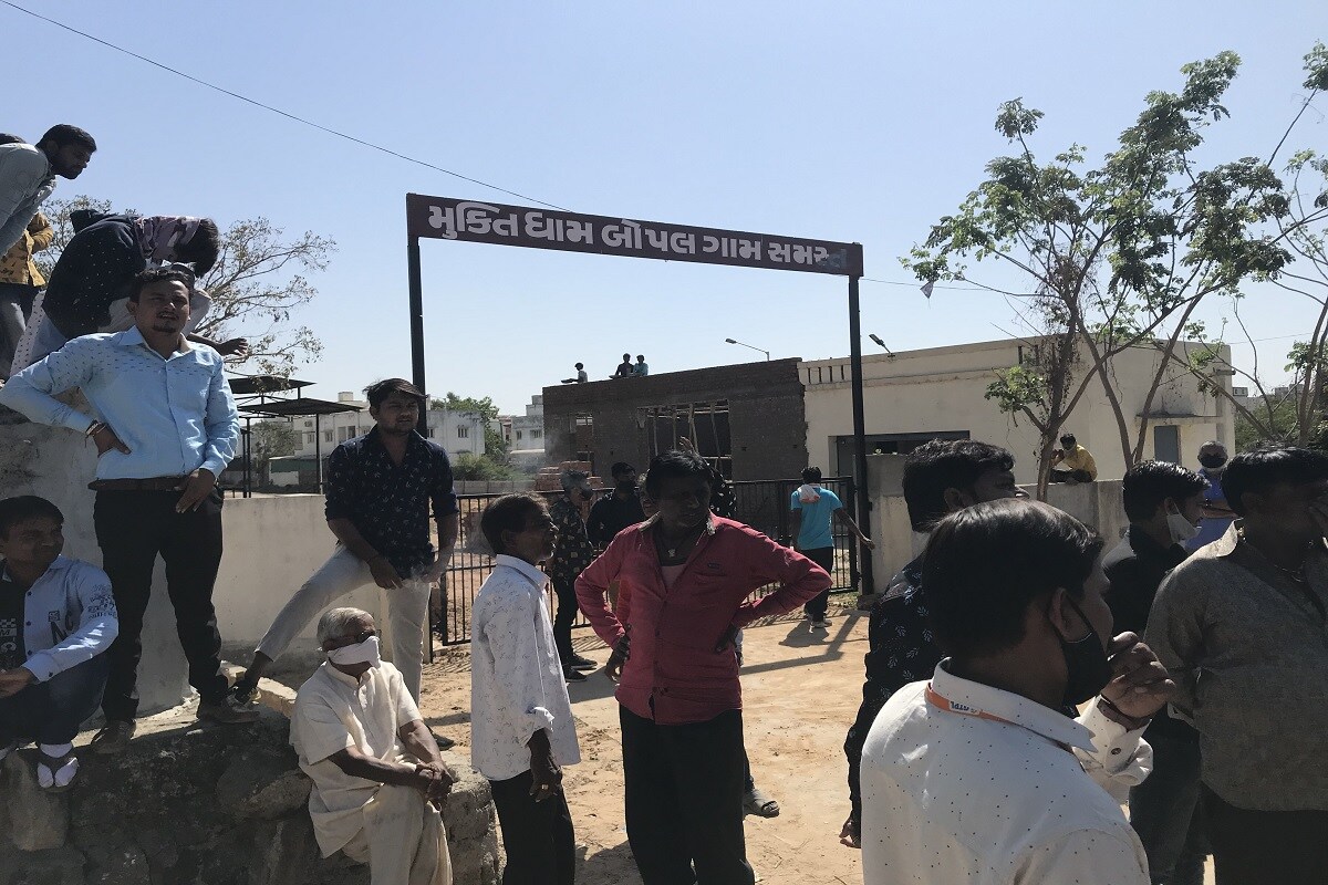 પ્રણવ પટેલ, અમદાવાદઃ શહેરના બોપલ વિસ્તારમાં (Bopal) એક તરફ એક સ્માશન માત્ર કાગળ પર છે. તો બીજું સ્માશન (Cemetery) દુર કરી ત્યા બિલ્ડિંગ બની ગઇ છે . ત્યારે બોપલ સર્વે નંબર 2ના ગેરકાયદે નિર્મિત ઓછે રહેલા સ્માશનનો વિરોધ સ્થાનિકો દ્વારા કરવામાં આવ્યો હતો. મહિલાઓ (women) ભુતિયા વિકાસના પોસ્ટર સાથે દેખાવ કર્યો હતો . સ્માશન આસપાસ રહેતી 40 સોસાયટીના એક અંદાજ મુજબ 4 હજાર પરિવાર આજે નર્કગાર સ્થિતિમાં જીવી રહ્યા છે. પ્રણવ પટેલ, અમદાવાદઃ શહેરના બોપલ વિસ્તારમાં (Bopal) એક તરફ એક સ્માશન માત્ર કાગળ પર છે. તો બીજું સ્માશન (Cemetery) દુર કરી ત્યા બિલ્ડિંગ બની ગઇ છે . ત્યારે બોપલ સર્વે નંબર 2ના ગેરકાયદે નિર્મિત ઓછે રહેલા સ્માશનનો વિરોધ સ્થાનિકો દ્વારા કરવામાં આવ્યો હતો. મહિલાઓ (women) ભુતિયા વિકાસના પોસ્ટર સાથે દેખાવ કર્યો હતો . સ્માશન આસપાસ રહેતી 40 સોસાયટીના એક અંદાજ મુજબ 4 હજાર પરિવાર આજે નર્કગાર સ્થિતિમાં જીવી રહ્યા છે.