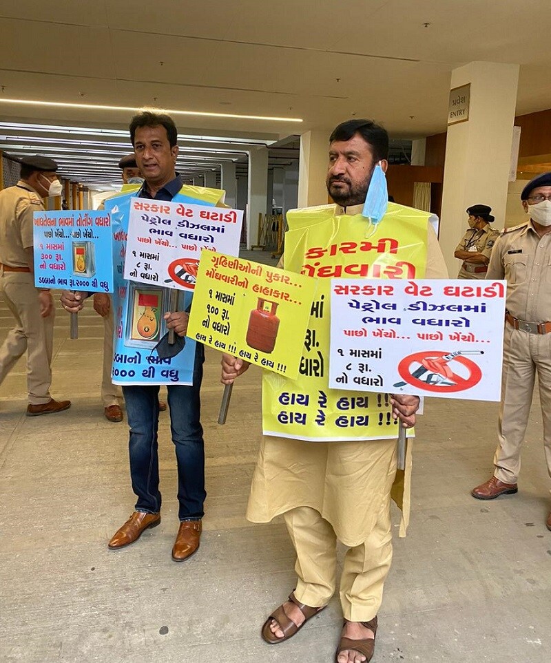 કૉંગ્રેસનાં ઇમરાન ખેડાવાલા અને ગ્યાસુદ્દીન શેખે પહોંચ્યા વિધાનસભામાં મોંઘવારી, વેટ ઘટાડો, પેટ્રોલ ડીઝલના ભાવ જેવા મુદ્દે વિવિધ બેનરો હાથમાં લઇને વિધાનસભા પહોંચીને વિરોધ નોંધાવ્યો હતો. ગુજરાત કૉંગ્રેસનો વિરોધ જોઇને તેઓ વિધાનસભામાં પણ હોબાળો કરવાના મૂડમાં હોય તેમ લાગી રહ્યાં છે. તેઓ આ મુદ્દે વોકઆઉટ કરી શકે છે. કૉંગ્રેસનાં ઇમરાન ખેડાવાલા અને ગ્યાસુદ્દીન શેખે પહોંચ્યા વિધાનસભામાં મોંઘવારી, વેટ ઘટાડો, પેટ્રોલ ડીઝલના ભાવ જેવા મુદ્દે વિવિધ બેનરો હાથમાં લઇને વિધાનસભા પહોંચીને વિરોધ નોંધાવ્યો હતો. ગુજરાત કૉંગ્રેસનો વિરોધ જોઇને તેઓ વિધાનસભામાં પણ હોબાળો કરવાના મૂડમાં હોય તેમ લાગી રહ્યાં છે. તેઓ આ મુદ્દે વોકઆઉટ કરી શકે છે.
