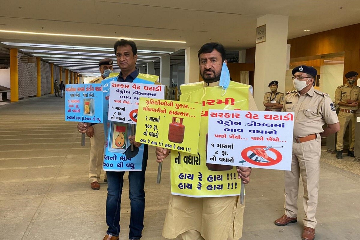 આજે પહેલી માર્ચ- સોમવારથી ગુજરાત વિધાનસભાના (Gujarat Vidhansabha) બજેટ સત્રનો (Budget session) પ્રારંભ થઇ રહ્યો છે. કોરોનાને (coronavirus) કારણે આ વખતે વિધાનસભામાં મુલાકાતીઓ પર પ્રતિબંધ મૂકાયો છે. ત્યારે આજે શરૂ થનારા સત્ર પહેલા ગુજરાત કૉંગ્રેસે વિરોધ પ્રદર્શન શરૂ કર્યું છે. જેમાં ગુજરાત કૉંગ્રેસના બે ધારાસભ્યો ઇમરાન ખેડાવાલા અને ગ્યાસુદ્દીન શેખે હાથમાં મોંઘવારી અંગેના બેનરો લઇને વિધાનસભામાં વિરોધ પ્રદર્શન કર્યું છે. (ઇનપુટ- ગીતા મહેતા) આજે પહેલી માર્ચ- સોમવારથી ગુજરાત વિધાનસભાના (Gujarat Vidhansabha) બજેટ સત્રનો (Budget session) પ્રારંભ થઇ રહ્યો છે. કોરોનાને (coronavirus) કારણે આ વખતે વિધાનસભામાં મુલાકાતીઓ પર પ્રતિબંધ મૂકાયો છે. ત્યારે આજે શરૂ થનારા સત્ર પહેલા ગુજરાત કૉંગ્રેસે વિરોધ પ્રદર્શન શરૂ કર્યું છે. જેમાં ગુજરાત કૉંગ્રેસના બે ધારાસભ્યો ઇમરાન ખેડાવાલા અને ગ્યાસુદ્દીન શેખે હાથમાં મોંઘવારી અંગેના બેનરો લઇને વિધાનસભામાં વિરોધ પ્રદર્શન કર્યું છે. (ઇનપુટ- ગીતા મહેતા)