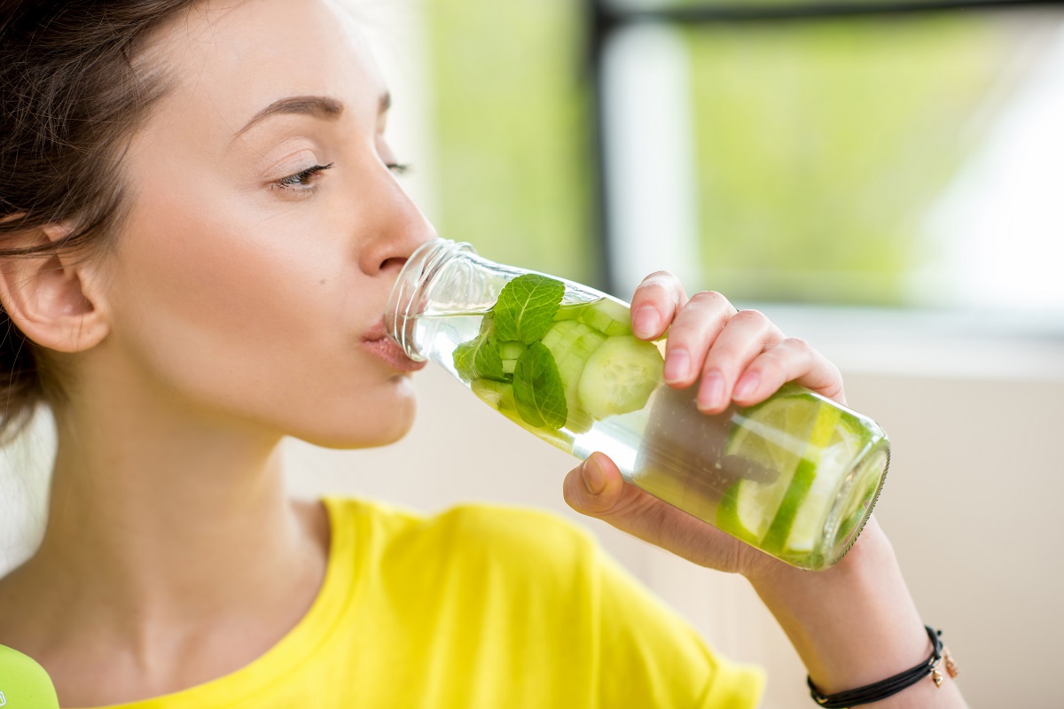  Detox Water Benefits: અત્યારે લાઈફસ્ટાઈલ એવી થઈ ગઈ છે કે પોતાના માટે પણ લોકો પાસે સમય નથી રહ્યો. વ્યસ્ત જીવનમાં ફસાયેલા લોકોને વજન ઓછું કરવા અને હેલ્થ બેનિફિટ્સ માટે ઘણાં કલાકો સુધી મહેનત કરવી પડે છે. તેવામાં ડિટોક્સ વોટર તકલીફો ઓછી કરવામાં તમને ફાયદાકારક સાબિત થઈ શકે છે. ડિટોક્સ વોટર તમારા શરીરને ડિહાઇડ્રેટ રાખે છે. અને શરીરમાં વધતા ટોક્સિન્સને ઘટાડવામાં પણ મદદ કરે છે. ડિટોક્સની પ્રક્રિયા શરીરમાં શરૂ થાય તે સાથે જ તેનો પ્રભાવ શરીરના બીજા અંગો પર દેખાવા લાગે છે. જેમકે સ્કીન હેલ્ધી દેખાવા લાગે છે. પાચન સારૂ થાય છે અને વજન પણ ઘટવા લાગે છે. (તસવીર: Shutterstock)