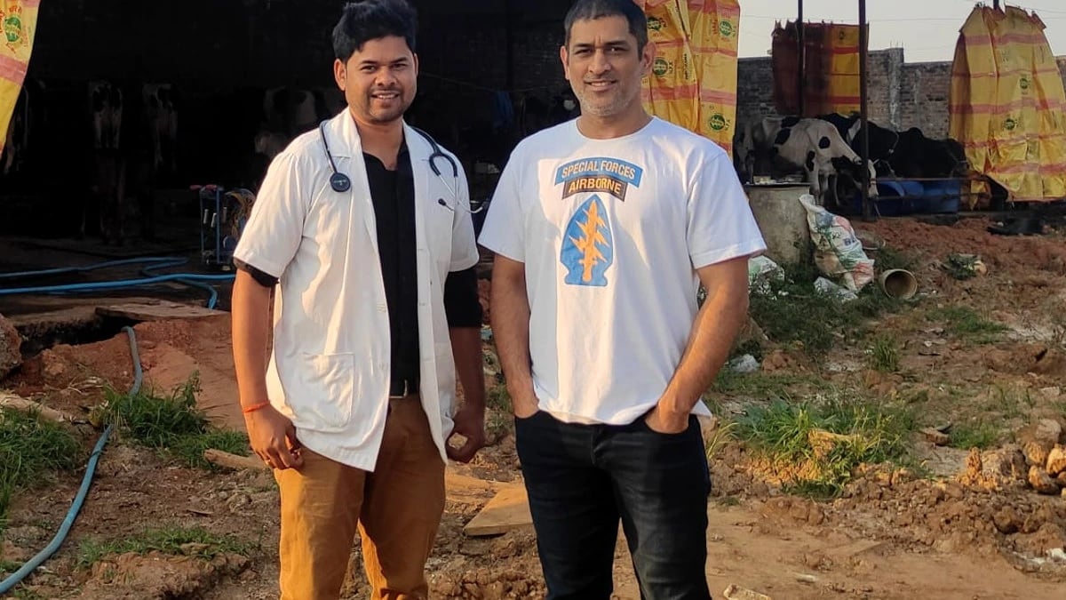 રાંચીના કાંકે ખાતે આવેલી બિરસા કૃષિ વિશ્વવિદ્યાલયમાં પૂર્વ ક્ષેત્રના પ્રાદેશિક કૃષિ મેળા અને એગ્રોટેક ખેડૂત મેળાનું આયોજન કરવામાં આવ્યું હતું. તેમાં જાનવરોનું પ્રદર્શન પણ યોજવામાં આવ્યું હતું. આ પ્રદર્શનમાં મહેન્દ્ર સિંહ ધોનીના ડેરી ફાર્મની બે ગાય પ્રસ્તુત કરવામાં આવી હતી. તેમાં એક ક્રોસ બ્રીડ અને બીજી સાહિવાલ પ્રજાતિની હતી. ક્રોસ બ્રીડ ગાયની સાથે વાછરડી પણ હતી. આ ગાય દરરોજ 35 લીટર દૂધ આપે છે. રાંચીના કાંકે ખાતે આવેલી બિરસા કૃષિ વિશ્વવિદ્યાલયમાં પૂર્વ ક્ષેત્રના પ્રાદેશિક કૃષિ મેળા અને એગ્રોટેક ખેડૂત મેળાનું આયોજન કરવામાં આવ્યું હતું. તેમાં જાનવરોનું પ્રદર્શન પણ યોજવામાં આવ્યું હતું. આ પ્રદર્શનમાં મહેન્દ્ર સિંહ ધોનીના ડેરી ફાર્મની બે ગાય પ્રસ્તુત કરવામાં આવી હતી. તેમાં એક ક્રોસ બ્રીડ અને બીજી સાહિવાલ પ્રજાતિની હતી. ક્રોસ બ્રીડ ગાયની સાથે વાછરડી પણ હતી. આ ગાય દરરોજ 35 લીટર દૂધ આપે છે.