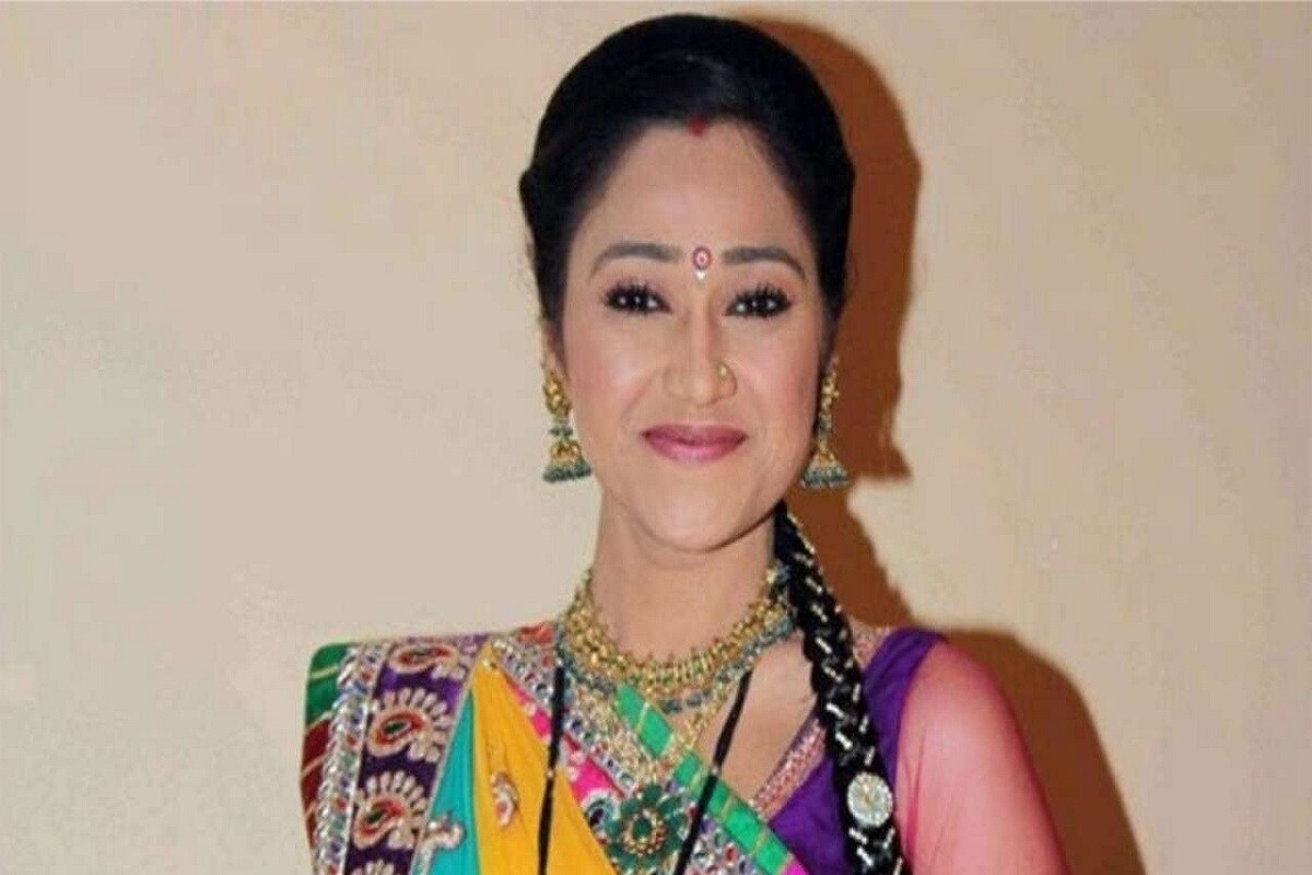 મુંબઈ : ટીવીની સૌથી મનપસંદ સિરીયલ ‘તારક મેહતા કા ઉલ્ટા ચશ્મા’ (Taarak Mehta Ka Ooltah Chashmah)ના પ્રશંસકો માટે ખરાબ સમાચાર છે. પ્રશંસકો સિરીયલમાં દયાબેન (Dayaben)એટલે કે અભિનેત્રી દિશા વાકાણીની (Disha Vakani)વાપસીની આતુરતાથી રાહ જોઈ રહ્યા છે. જોકે હવે કદાચ દર્શકોનું દિલ તુટી જશે. એક ઇન્ટરવ્યૂ દરમિયાન અભિનેત્રી દિશાએ શો માં વાપસી કરવાની ના પાડી દીધી છે. દિશા વાકાણીએ 2017માં મેટરનિટી બ્રેક લીધો હતો. આ પછી તે સિરીયલમાં પરત ફરી નથી. (તસવીર - સોશિયલ મીડિયા) મુંબઈ : ટીવીની સૌથી મનપસંદ સિરીયલ ‘તારક મેહતા કા ઉલ્ટા ચશ્મા’ (Taarak Mehta Ka Ooltah Chashmah)ના પ્રશંસકો માટે ખરાબ સમાચાર છે. પ્રશંસકો સિરીયલમાં દયાબેન (Dayaben)એટલે કે અભિનેત્રી દિશા વાકાણીની (Disha Vakani)વાપસીની આતુરતાથી રાહ જોઈ રહ્યા છે. જોકે હવે કદાચ દર્શકોનું દિલ તુટી જશે. એક ઇન્ટરવ્યૂ દરમિયાન અભિનેત્રી દિશાએ શો માં વાપસી કરવાની ના પાડી દીધી છે. દિશા વાકાણીએ 2017માં મેટરનિટી બ્રેક લીધો હતો. આ પછી તે સિરીયલમાં પરત ફરી નથી. (તસવીર - સોશિયલ મીડિયા)
