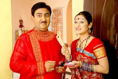 એક ન્યૂઝ વેબસાઇટના રિપોર્ટ પ્રમાણે સૂત્રો પાસેથી માહિતી મળી છે કે મેટરનિટી બ્રેક પછી દિશા વાકાણી સાથે મેકર્સની વાત ચાલી રહી હતી. જેથી તે સિરીયલમાં પરત આવે, તેની એન્ટ્રીને લઇને યોગ્ય સમય અને કહાની પણ બનાવી હતી. પ્રોડ્યુસર્સ પણ કેટલીક ચીજોને લઈને દિશા વાકાણી સાથે વાત કરી રહ્યા હતા પણ દુર્ભાગ્યથી વાત બની શકી ન હતી. આ કારણે દિશા વાકાણીએ ‘તારક મેહતા કા ઉલ્ટા ચશ્મા’માંથી હંમેશા માટે અલવિદા કહેવાનો નિર્ણય કરી લીધો છે. (News18) એક ન્યૂઝ વેબસાઇટના રિપોર્ટ પ્રમાણે સૂત્રો પાસેથી માહિતી મળી છે કે મેટરનિટી બ્રેક પછી દિશા વાકાણી સાથે મેકર્સની વાત ચાલી રહી હતી. જેથી તે સિરીયલમાં પરત આવે, તેની એન્ટ્રીને લઇને યોગ્ય સમય અને કહાની પણ બનાવી હતી. પ્રોડ્યુસર્સ પણ કેટલીક ચીજોને લઈને દિશા વાકાણી સાથે વાત કરી રહ્યા હતા પણ દુર્ભાગ્યથી વાત બની શકી ન હતી. આ કારણે દિશા વાકાણીએ ‘તારક મેહતા કા ઉલ્ટા ચશ્મા’માંથી હંમેશા માટે અલવિદા કહેવાનો નિર્ણય કરી લીધો છે. (News18)