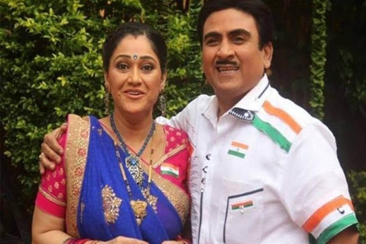 2019માં દિશા વાકાણીએ સિરીયલમાં એક સીનનું શૂટિંગ કર્યું હતું. સીનમાં તે પોતાના પરિવાર એટલે કે જેઠાલાલ, પુત્ર ટપુ અને ગાકુલધામના અન્ય પાડોશીઓ સાથે ફોન પર વાત કરી રહી છે અને બધાને આશ્વાસન આપે છે કે તે જલ્દી ગોકુલધામમાં વાપસી કરશે. જોકે હવે આવું થતું જોવા મળી રહ્યું નથી. (તસવીર - સોશિયલ મીડિયા) 2019માં દિશા વાકાણીએ સિરીયલમાં એક સીનનું શૂટિંગ કર્યું હતું. સીનમાં તે પોતાના પરિવાર એટલે કે જેઠાલાલ, પુત્ર ટપુ અને ગાકુલધામના અન્ય પાડોશીઓ સાથે ફોન પર વાત કરી રહી છે અને બધાને આશ્વાસન આપે છે કે તે જલ્દી ગોકુલધામમાં વાપસી કરશે. જોકે હવે આવું થતું જોવા મળી રહ્યું નથી. (તસવીર - સોશિયલ મીડિયા)