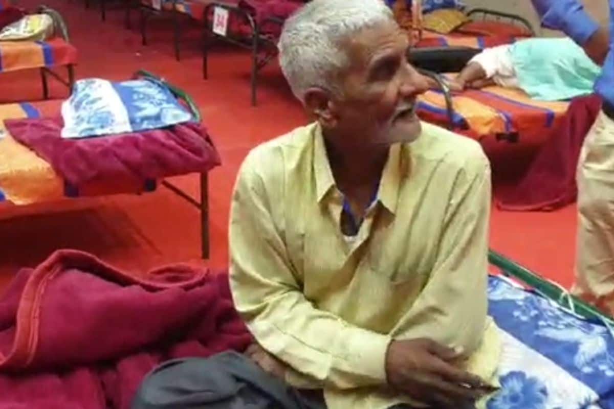 ઇન્દોર : ઇન્દોરના કિલા મેદાનમાં થોડા દિવસો પહેલા એક એનજીઓએ બેગર ફ્રી સિટી અભિયાન અંતર્ગત કેમ્પ લગાવ્યો હતો. કેમ્પમાં એક એવા ભિખારીને પણ લાવવામાં આવ્યો હતો જે કાલકા મંદિર સામે બેસીને ભીખ માંગી રહ્યો હતો. કેમ્પમાં વાતચીત દરિયાન સંસ્થાના કાર્યકર્તાઓએ તે વૃદ્ધ વ્યક્તિને સરનામું પુછ્યું અને તેના ઘરની શોધમાં નીકળી પડ્યા હતા. ઇન્દોર : ઇન્દોરના કિલા મેદાનમાં થોડા દિવસો પહેલા એક એનજીઓએ બેગર ફ્રી સિટી અભિયાન અંતર્ગત કેમ્પ લગાવ્યો હતો. કેમ્પમાં એક એવા ભિખારીને પણ લાવવામાં આવ્યો હતો જે કાલકા મંદિર સામે બેસીને ભીખ માંગી રહ્યો હતો. કેમ્પમાં વાતચીત દરિયાન સંસ્થાના કાર્યકર્તાઓએ તે વૃદ્ધ વ્યક્તિને સરનામું પુછ્યું અને તેના ઘરની શોધમાં નીકળી પડ્યા હતા.