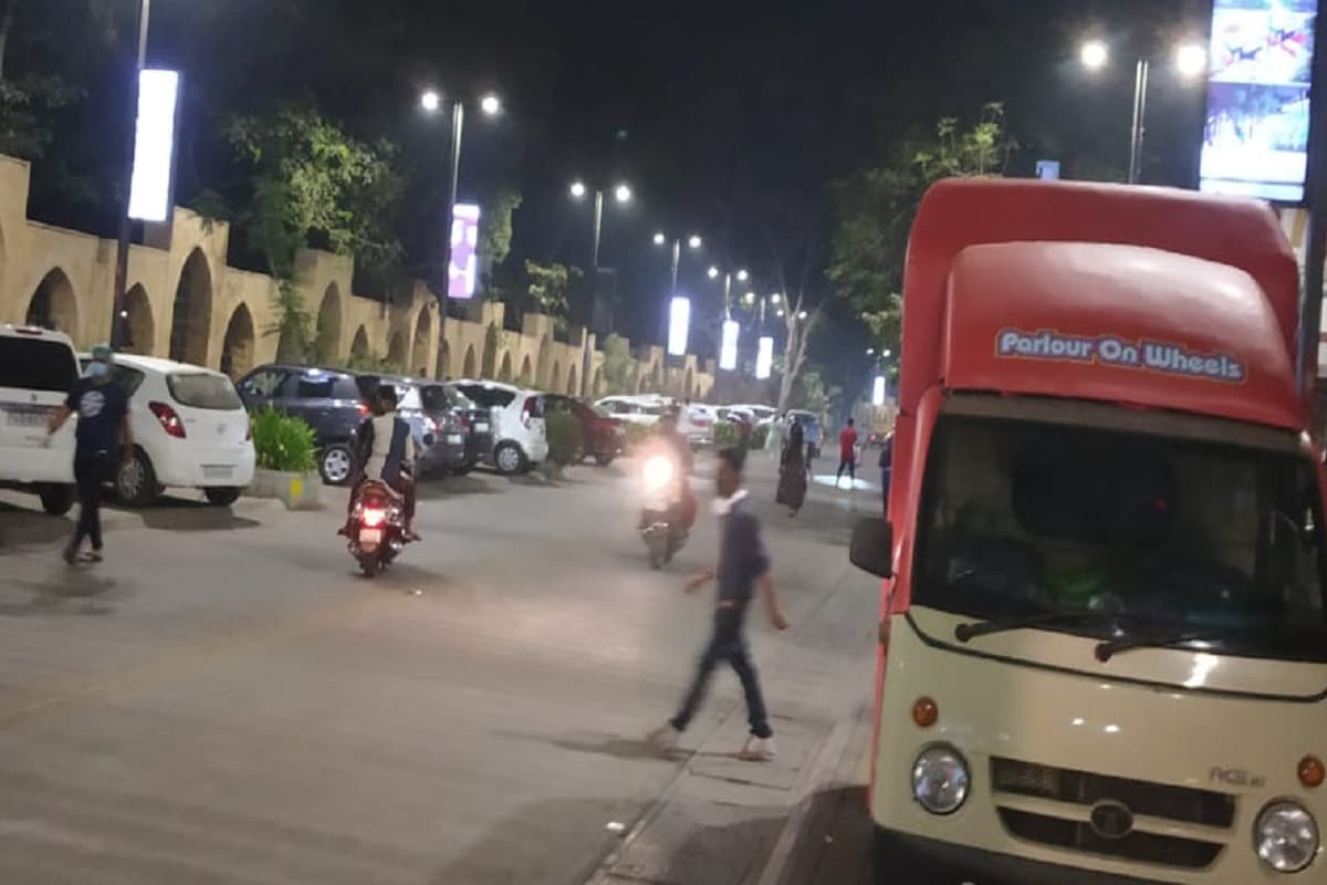 અમદાવાદ : રાજ્યમાં કોરોનાના કેસો ફરી એકવાર વધ્યા છે અને અમદાવાદમાં પણ કેસો વધ્યા છે. કોરોનાનું સંક્રમણ વધતા કોર્પોરેશનનું હેલ્થ વિભાગ સક્રિય થયું છે. અમદાવાદ મ્યુનિસિપલ કોર્પોરેશન દ્વારા શહેરમાં ચાલતી રેસ્ટોરન્ટ, ખાણી-પીણી બજાર, ફૂડ સ્ટ્રીટ, કેફે, હેપ્પી સ્ટ્રીટ સહિતના બજારોમાં સરપ્રાઈઝ ચેકિંગ શરૂ કરવામાં આવ્યું છે. કોર્પોરેશનના સોલિડ વેસ્ટ મેનેજમેન્ટ વિભાગ સહિતના વિભાગની ટીમો આજે રાતે આઠ વાગ્યા બજાર અને રેસ્ટોરાં બંધ કરાવ્યા હતા. અમદાવાદ : રાજ્યમાં કોરોનાના કેસો ફરી એકવાર વધ્યા છે અને અમદાવાદમાં પણ કેસો વધ્યા છે. કોરોનાનું સંક્રમણ વધતા કોર્પોરેશનનું હેલ્થ વિભાગ સક્રિય થયું છે. અમદાવાદ મ્યુનિસિપલ કોર્પોરેશન દ્વારા શહેરમાં ચાલતી રેસ્ટોરન્ટ, ખાણી-પીણી બજાર, ફૂડ સ્ટ્રીટ, કેફે, હેપ્પી સ્ટ્રીટ સહિતના બજારોમાં સરપ્રાઈઝ ચેકિંગ શરૂ કરવામાં આવ્યું છે. કોર્પોરેશનના સોલિડ વેસ્ટ મેનેજમેન્ટ વિભાગ સહિતના વિભાગની ટીમો આજે રાતે આઠ વાગ્યા બજાર અને રેસ્ટોરાં બંધ કરાવ્યા હતા.