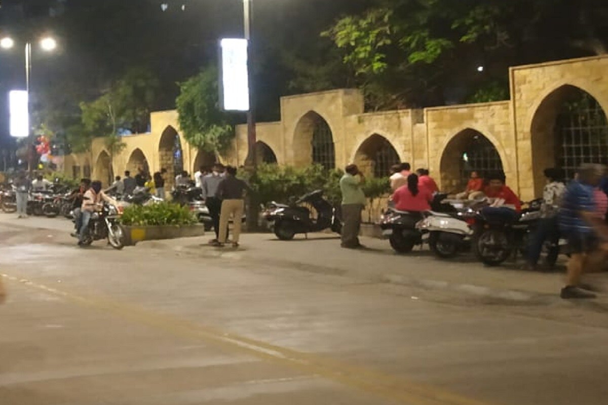 રાજ્યમાં આજે કોરોના વાયરસના 555 નવા કેસ નોંધાયા છે. અમદાવાદમાં 129, સુરતમાં100, વડોદરામાં 103, રાજકોટમાં 44, પંચમહાલમાં 18, આણંદમાં 16, ભાવનગરમાં 15, ખેડામાં 14, સાબરકાંઠામાં 12, ભરૂચમાં 11, કચ્છમાં 11, દાહોદમાં 10, મહીસાગરમાં 9, ગાંધીનગરમાં 14,જામનગરમાં 7, ગીરસોમનાથમાં 5, મહેસાણામાં 5, અરવલ્લીમાં 4, મોરબીમાં 4, અમરેલીમાં 3, પાટણમાં 3, છોટાઉદેપુર, નર્મદામાં 2, દેવભૂમિ દ્વારકામાં 1, જામનગર જિલ્લામાં 1, નવસારી, તાપી, વલસાડમાં પ્રત્યેક જિલ્લામાં એક કેસ નોંધાયો છે. રાજ્યમાં આજે કોરોના વાયરસના 555 નવા કેસ નોંધાયા છે. અમદાવાદમાં 129, સુરતમાં100, વડોદરામાં 103, રાજકોટમાં 44, પંચમહાલમાં 18, આણંદમાં 16, ભાવનગરમાં 15, ખેડામાં 14, સાબરકાંઠામાં 12, ભરૂચમાં 11, કચ્છમાં 11, દાહોદમાં 10, મહીસાગરમાં 9, ગાંધીનગરમાં 14,જામનગરમાં 7, ગીરસોમનાથમાં 5, મહેસાણામાં 5, અરવલ્લીમાં 4, મોરબીમાં 4, અમરેલીમાં 3, પાટણમાં 3, છોટાઉદેપુર, નર્મદામાં 2, દેવભૂમિ દ્વારકામાં 1, જામનગર જિલ્લામાં 1, નવસારી, તાપી, વલસાડમાં પ્રત્યેક જિલ્લામાં એક કેસ નોંધાયો છે.