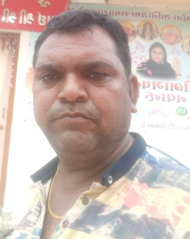 પોતાની સાથે લગ્નના બહાને થયેલી છેતરપીંડીને લઈને અશોક તેરૈયાએ વિસાવદર પોલીસ સ્ટેશનમાં ભરત મહેતા, ગુણવંત જોશી અને લગ્નનું નાટક કરનાર વૈશાલી નામની યુવતી વિરૂધ્ધ પોલીસ ફરીયાદ નોંધાવી છે. આરોપી ભરત મહેતા તાજેતરમાં જૂનાગઢ તાલુકાના આંબલીયા ગામે યુવાન સાથે આ જ પ્રકારની લગ્નના બહાને થયેલી છેતરપીડીંના કેસમાં પણ આરોપી છે. (યુવતીનો પિતા બનનાર ગુણવંત) પોતાની સાથે લગ્નના બહાને થયેલી છેતરપીંડીને લઈને અશોક તેરૈયાએ વિસાવદર પોલીસ સ્ટેશનમાં ભરત મહેતા, ગુણવંત જોશી અને લગ્નનું નાટક કરનાર વૈશાલી નામની યુવતી વિરૂધ્ધ પોલીસ ફરીયાદ નોંધાવી છે. આરોપી ભરત મહેતા તાજેતરમાં જૂનાગઢ તાલુકાના આંબલીયા ગામે યુવાન સાથે આ જ પ્રકારની લગ્નના બહાને થયેલી છેતરપીડીંના કેસમાં પણ આરોપી છે. (યુવતીનો પિતા બનનાર ગુણવંત)